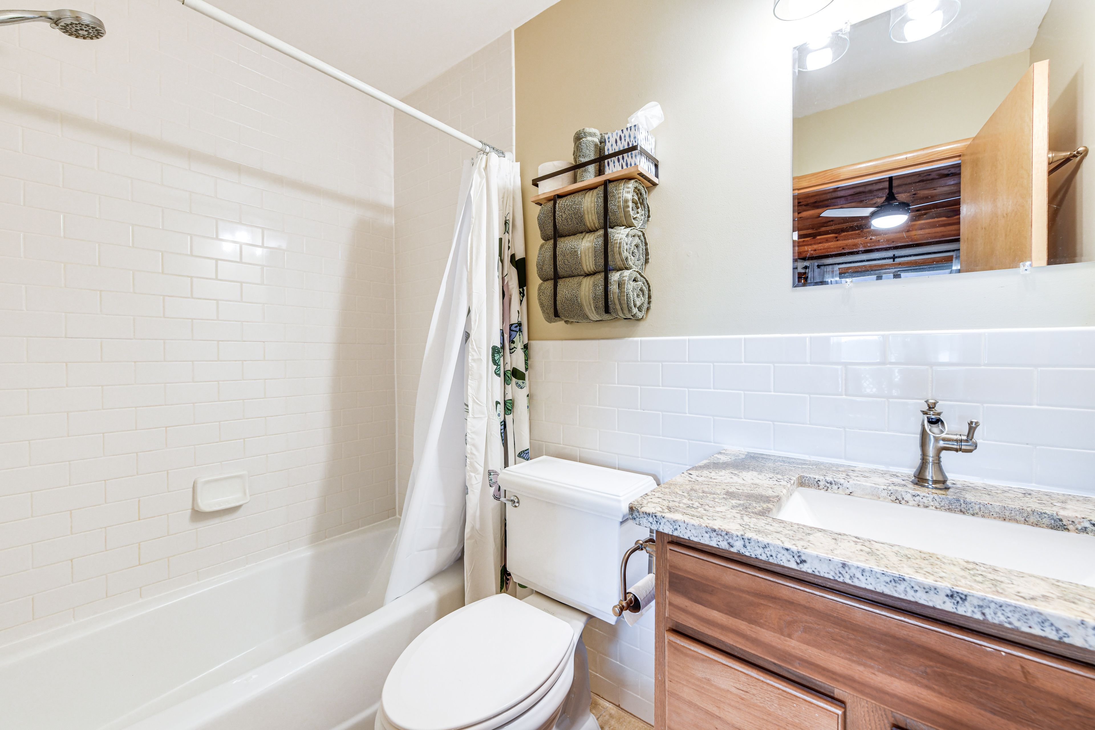 Full Bathroom | Towels Provided | Complimentary Toiletries | 1st Floor