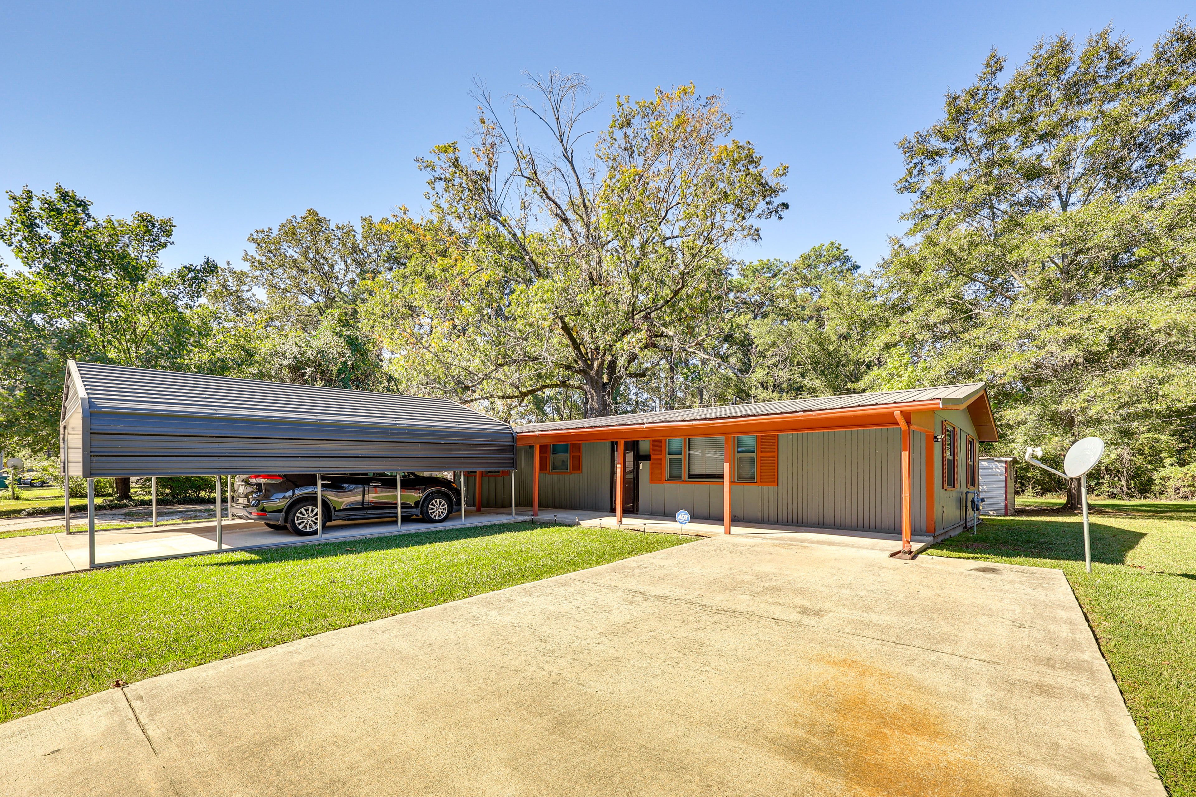 Exterior | Parking | Driveway (2 Vehicles) | Street Parking