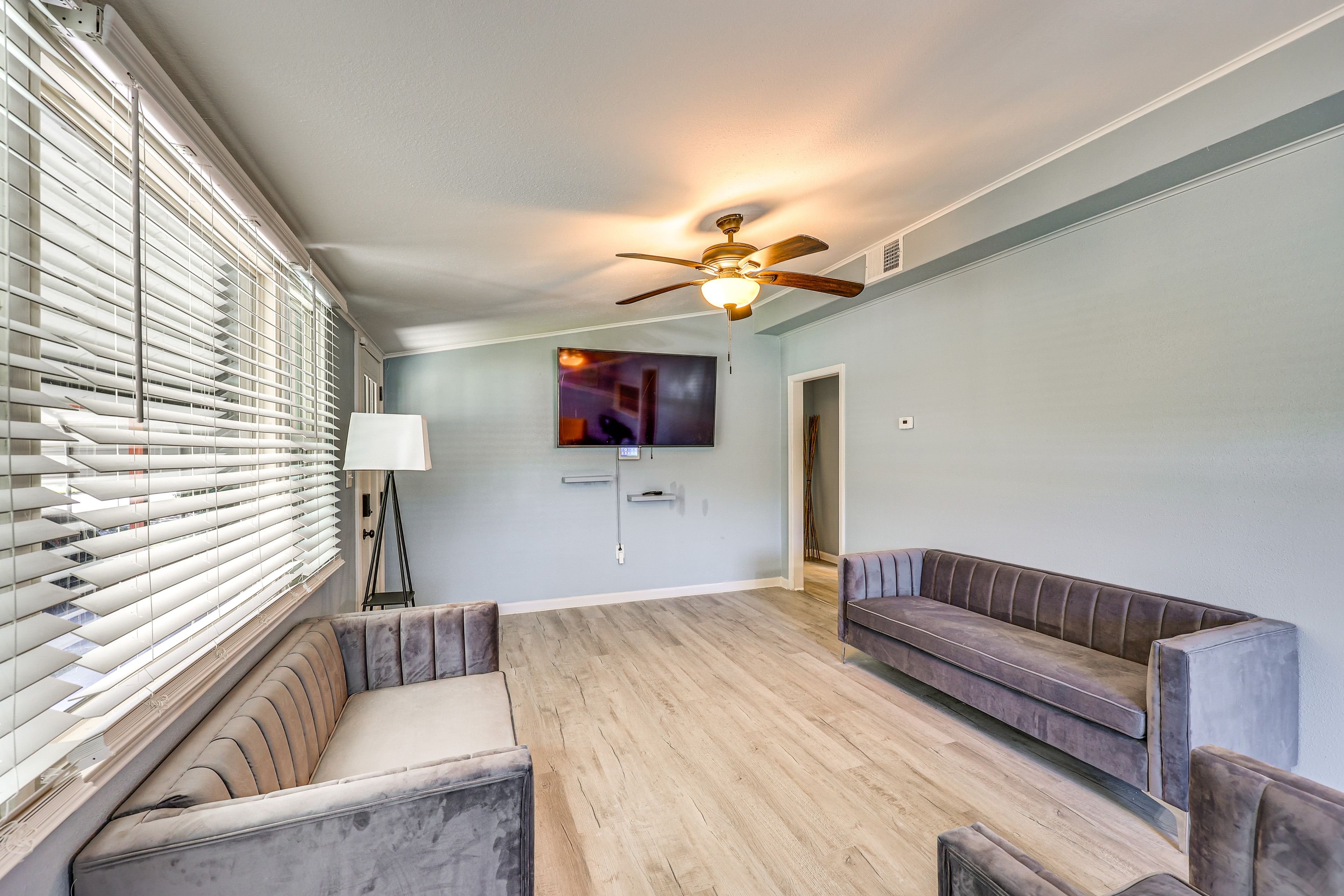 Living Room | Flat-Screen TV | Central Heating & A/C | Free WiFi