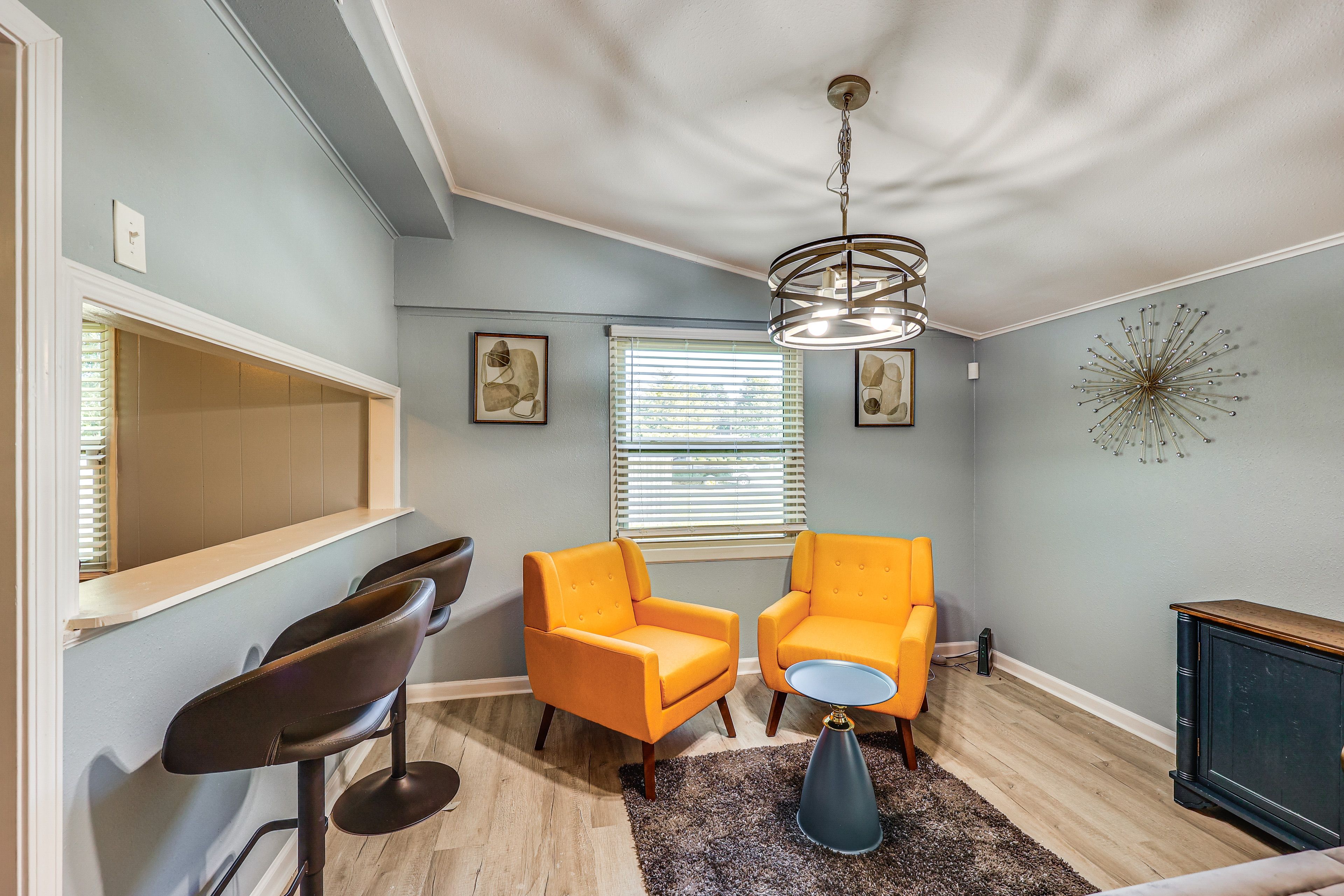 Seating Area | Breakfast Bar