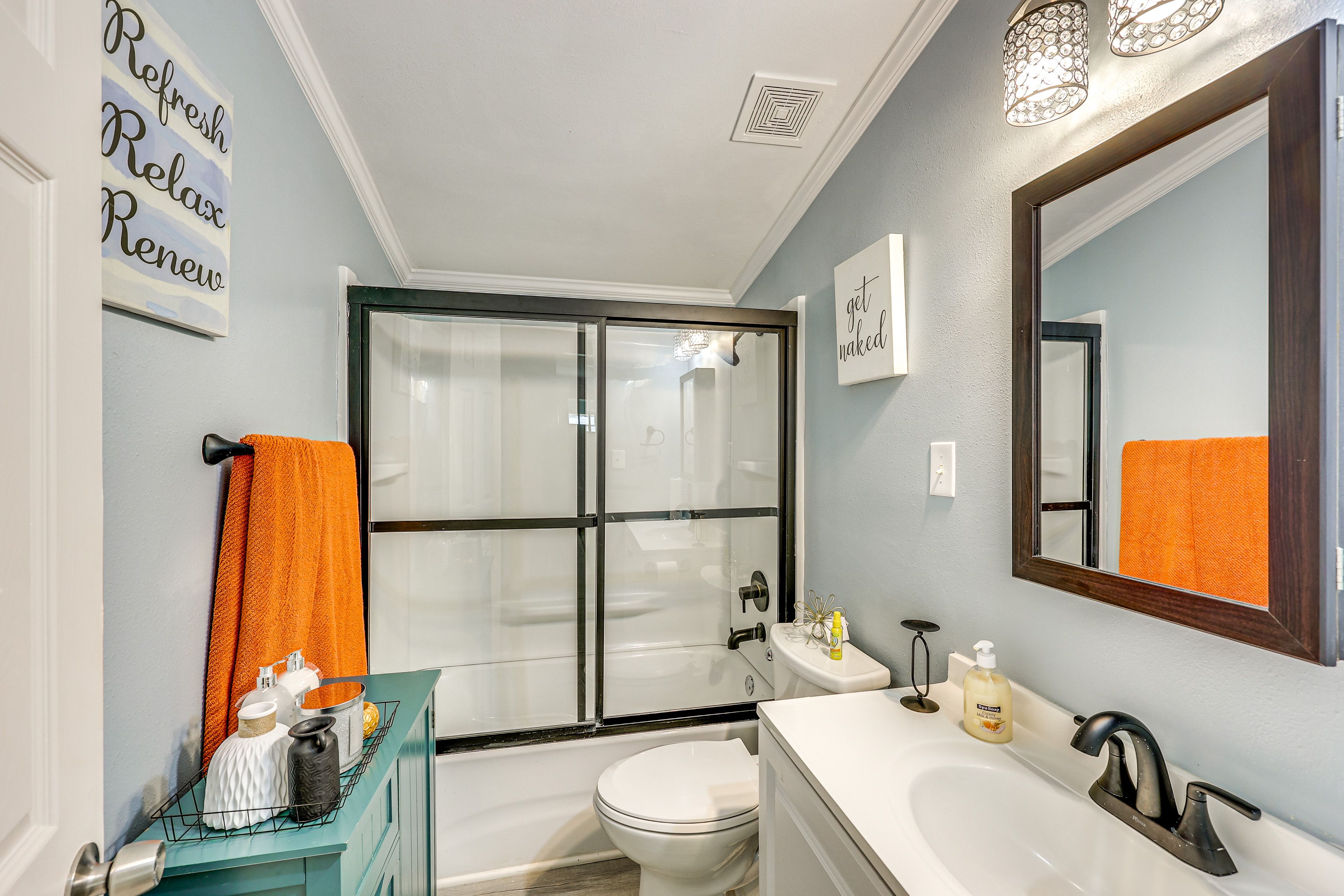 Full Bathroom | Complimentary Toiletries | Towels Provided | Hair Dryer