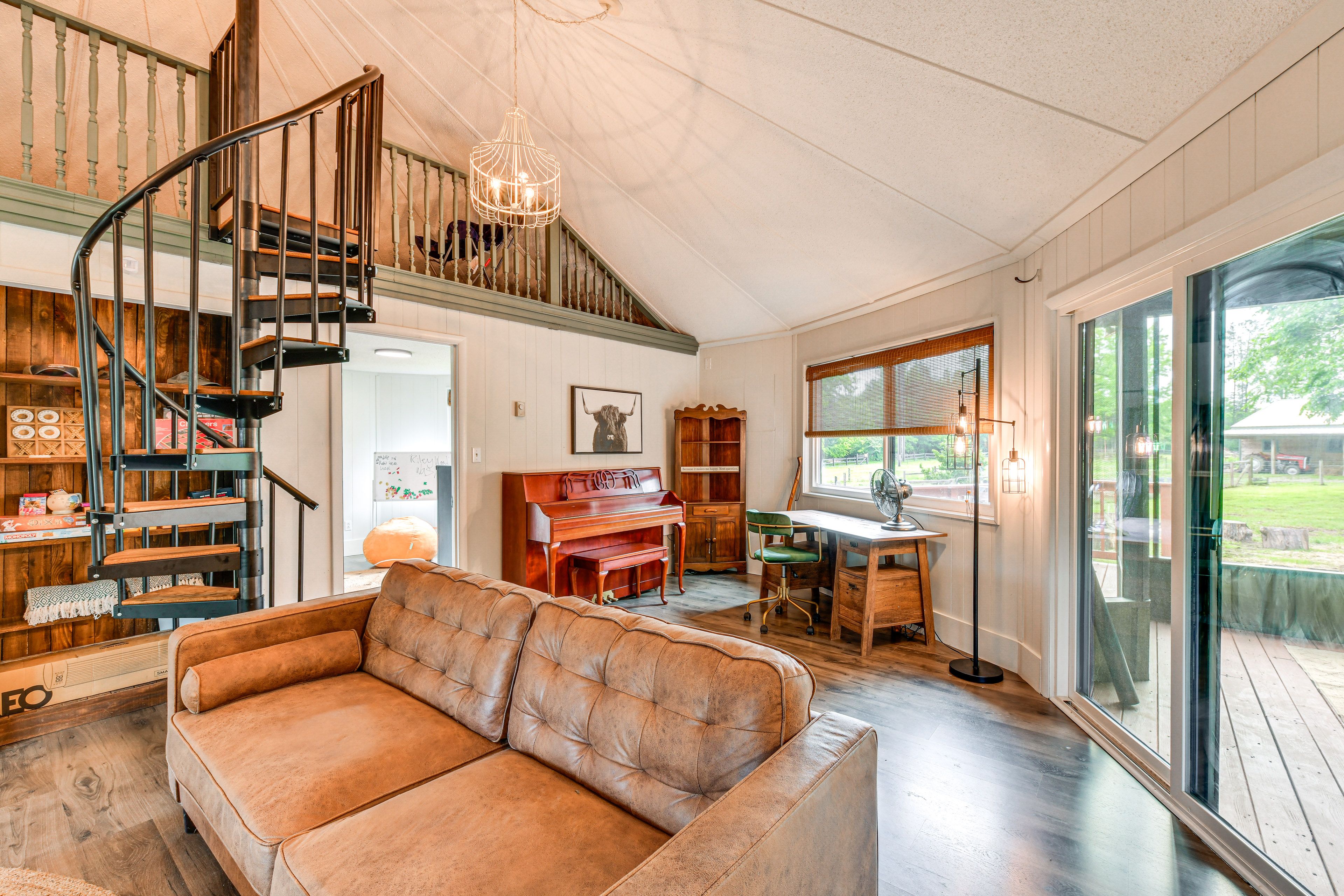 Living Room | Free WiFi | Smart TV | Wood-Burning Stove | Central A/C