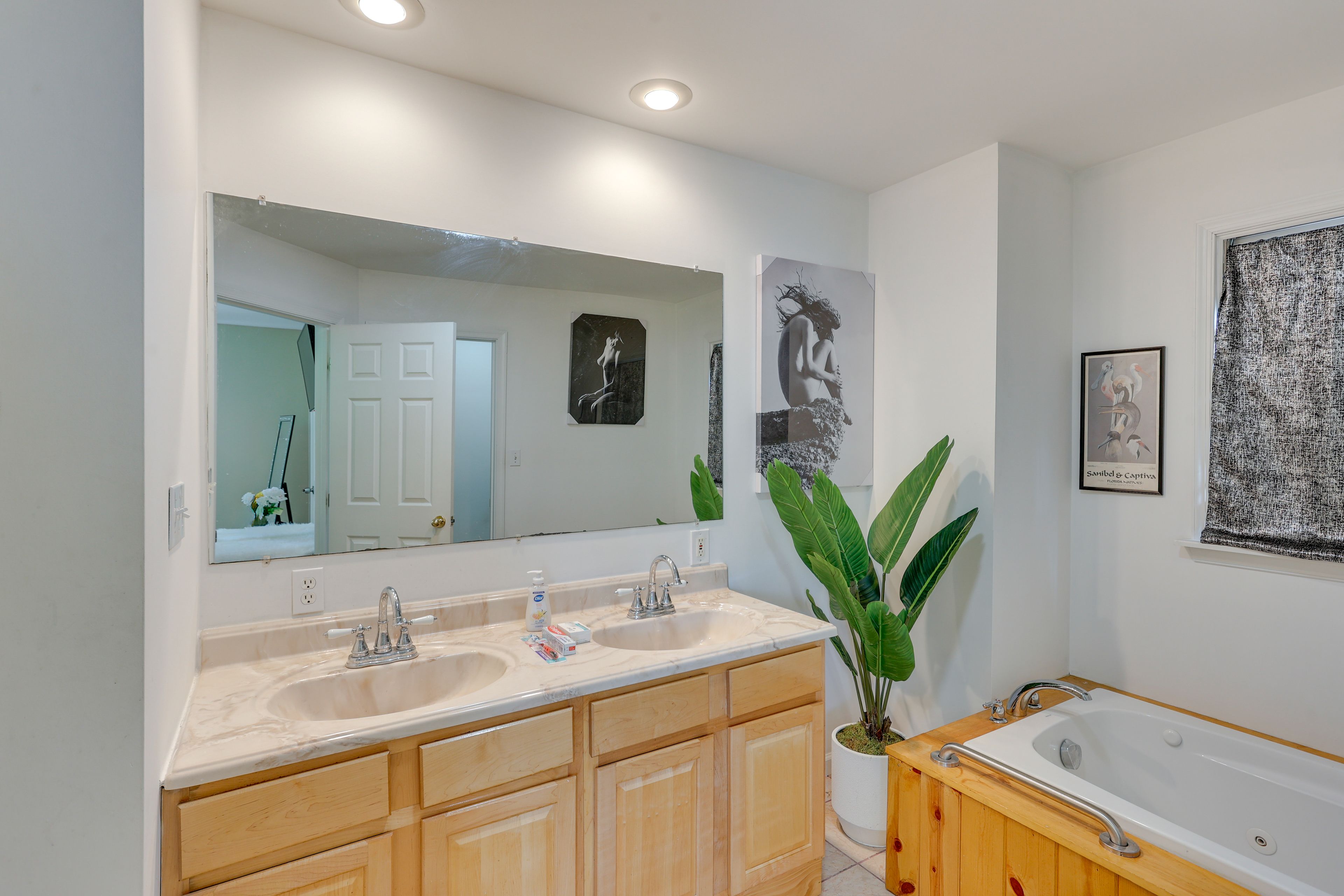 Full Bathroom | 1st Floor | Jetted Tub