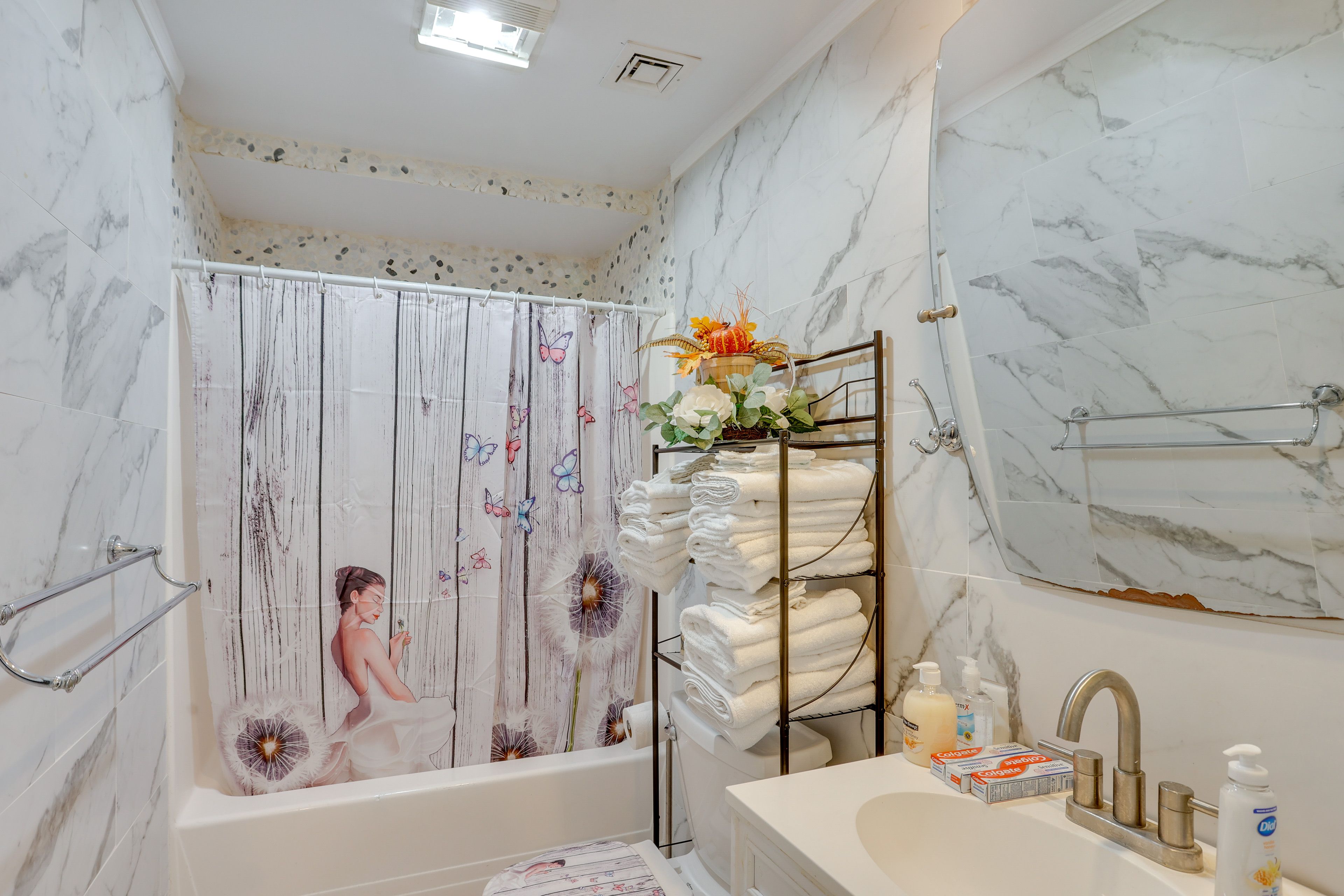 Full Bathroom | 2nd Floor | Shower/Tub Combo