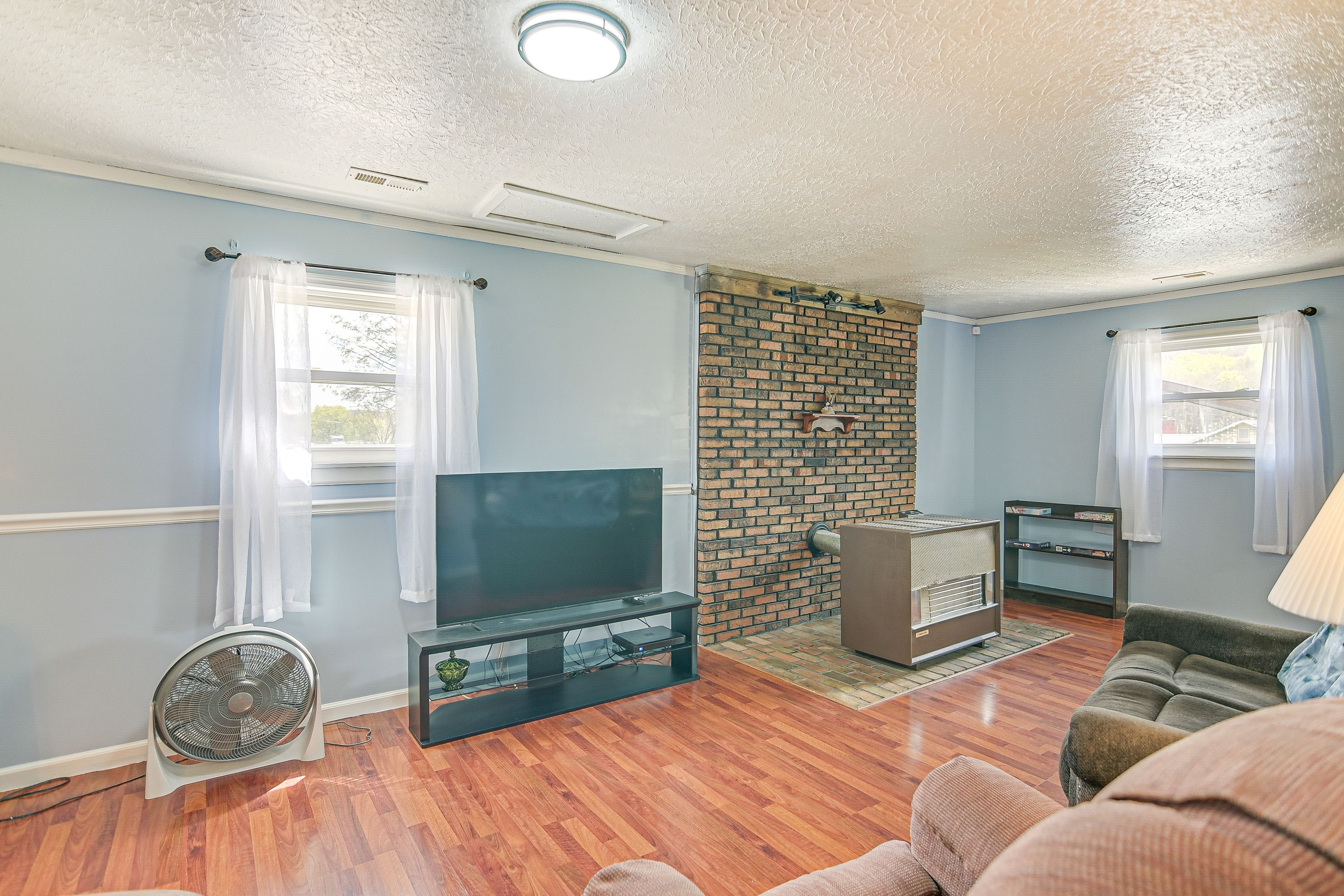 Living Room | Smart TV w/ Cable | Board Games