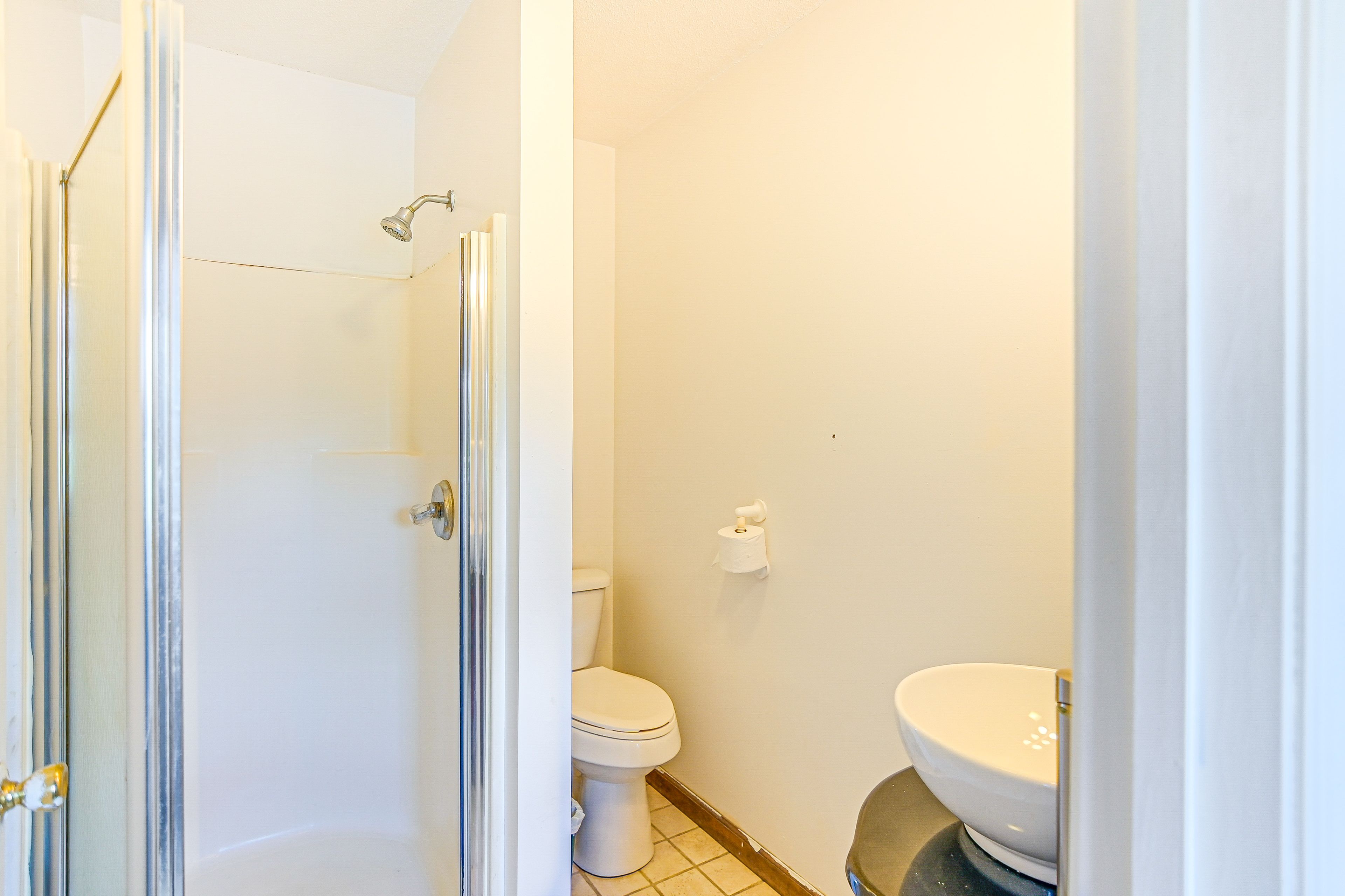 Full Bathroom | Walk-In Shower | Towels Provided