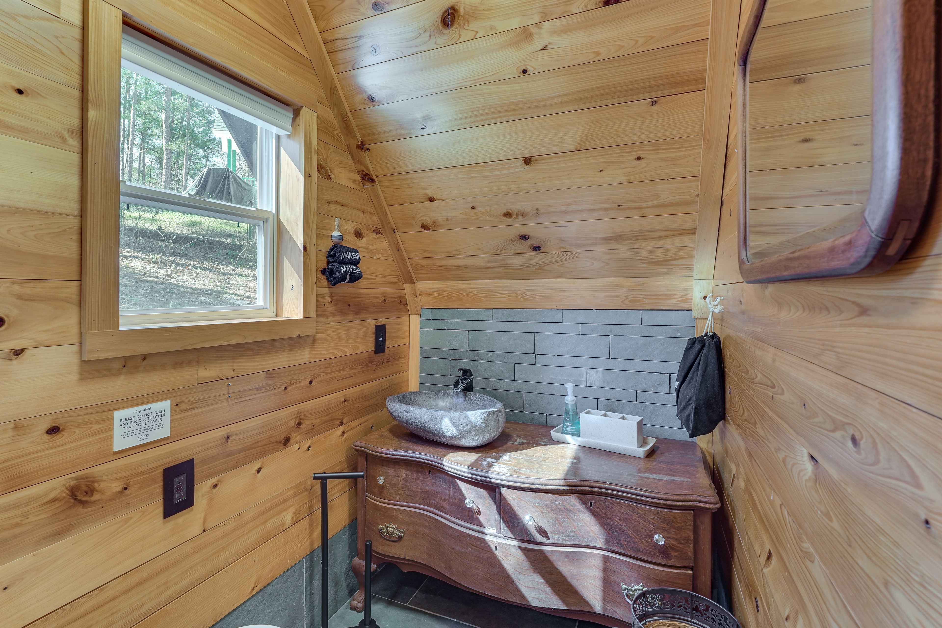 Full Bathroom | Towels Provided | Main Level