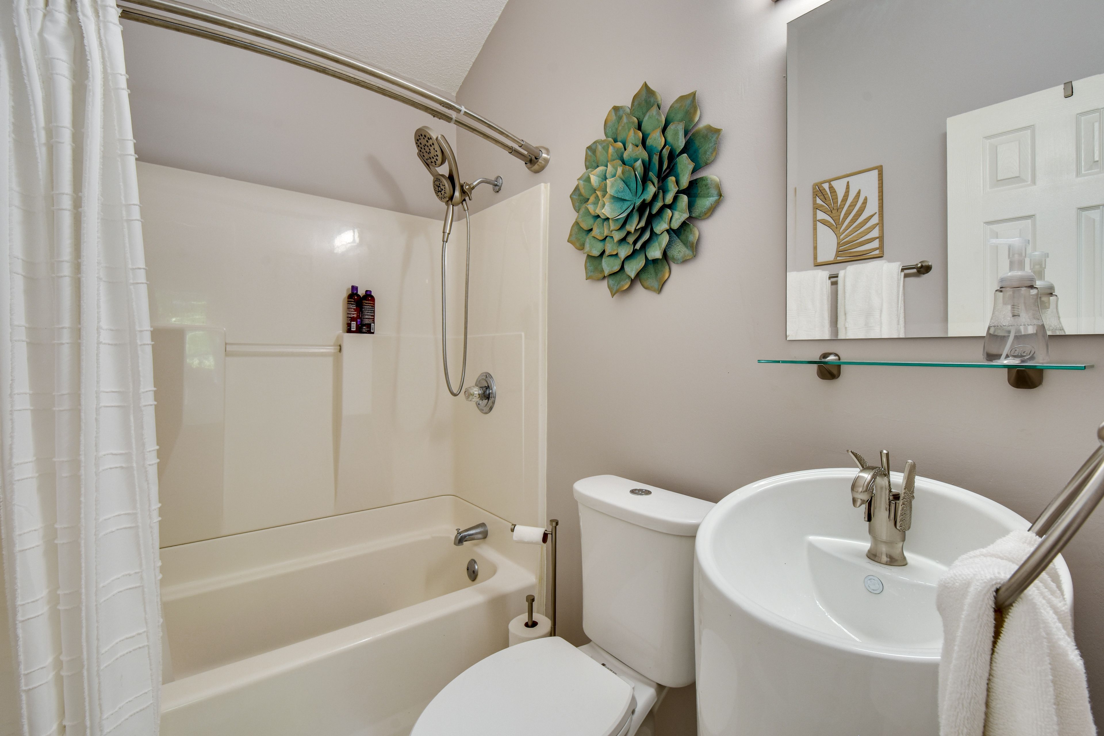 Full Bathroom | Towels Provided | Complimentary Toiletries