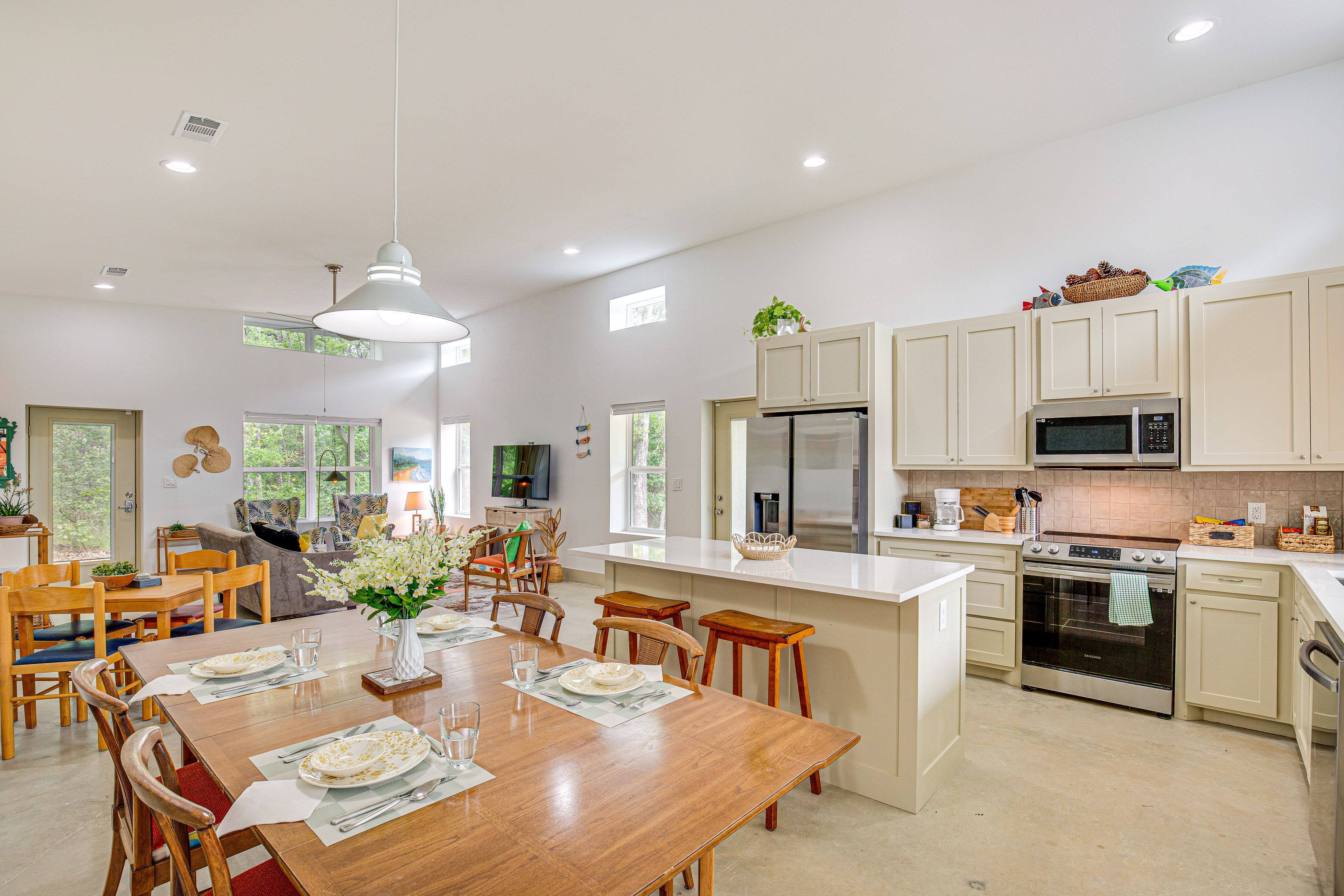 Dining Area | Dishware/Flatware Provided