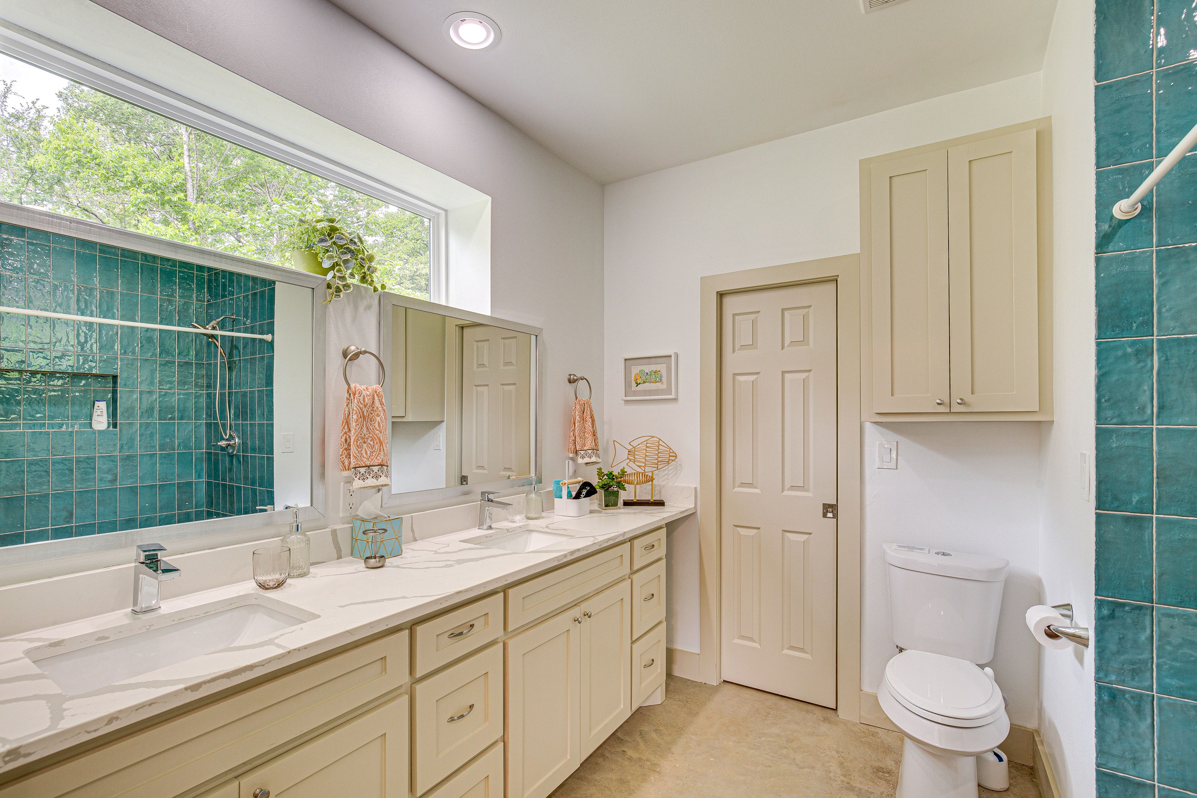 Bathroom | Complimentary Toiletries | Towels Provided