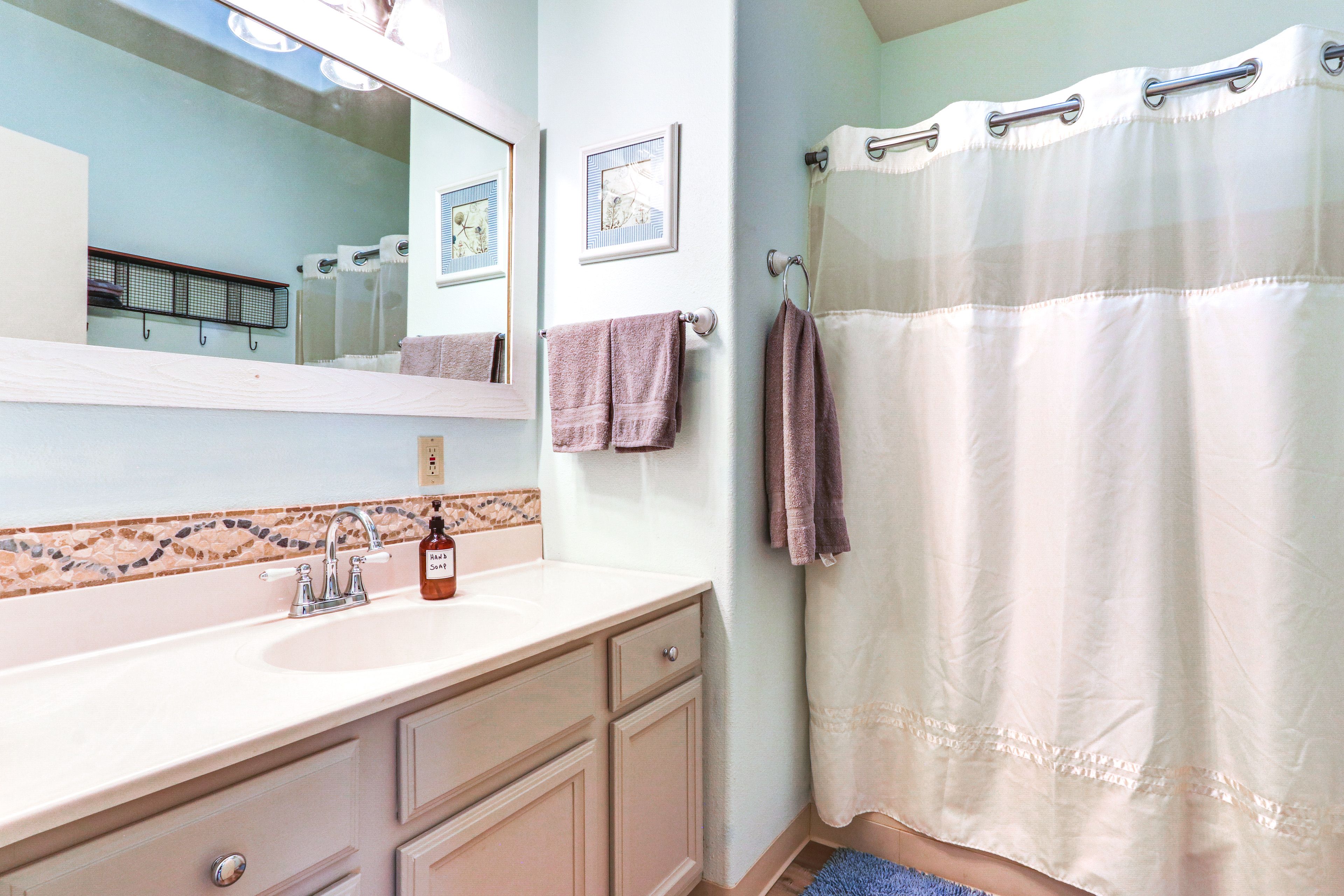 Full Bathroom | 1st Floor | Towels Provided