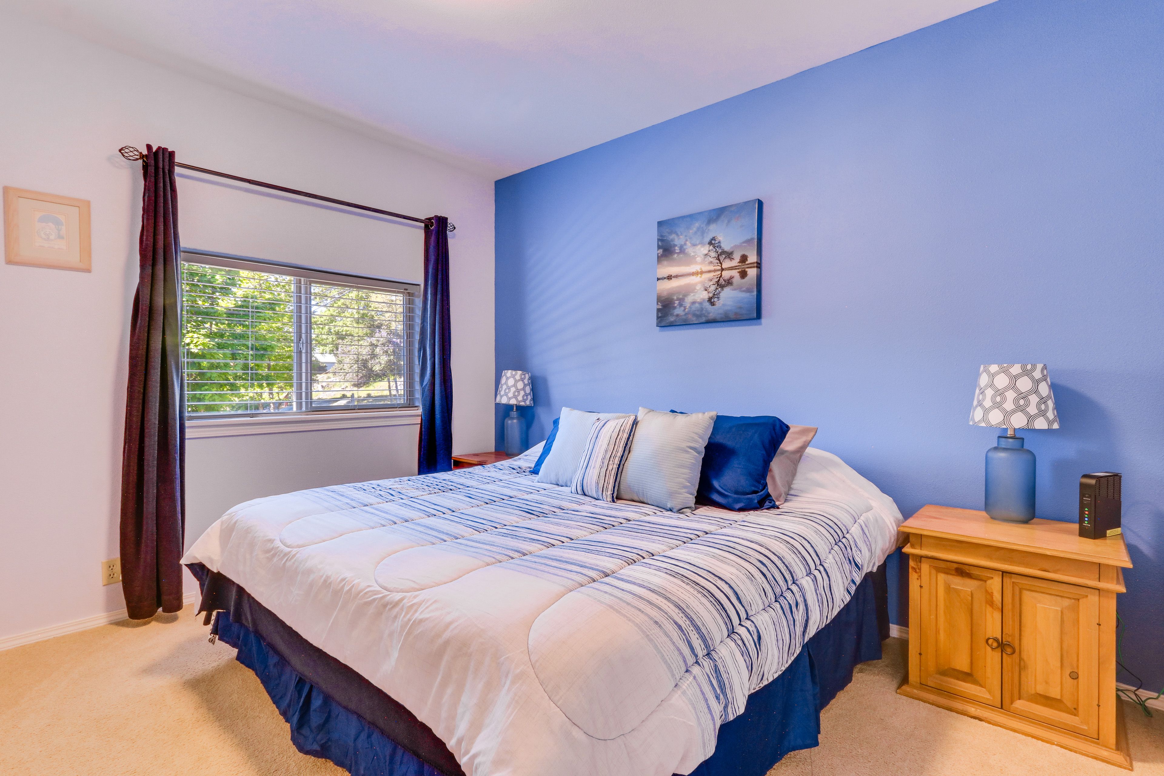 Bedroom 1 | King Bed | 1st Floor | Linens Provided