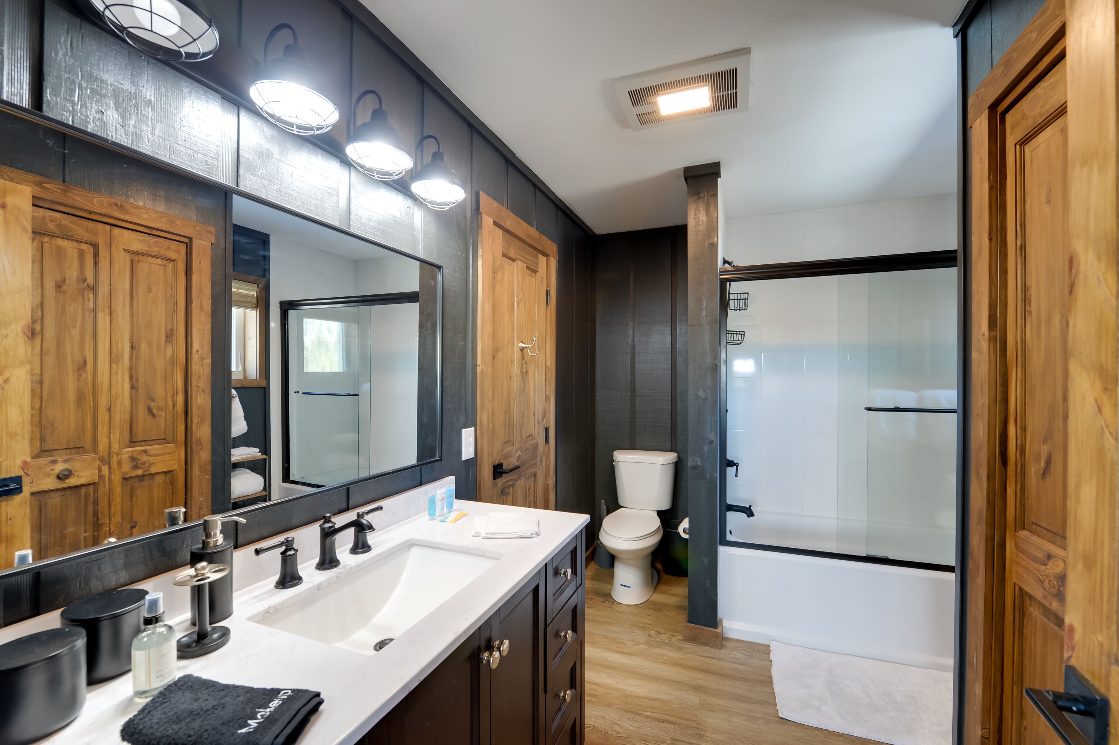Bathroom | Shower/Tub Combo | Complimentary Toiletries