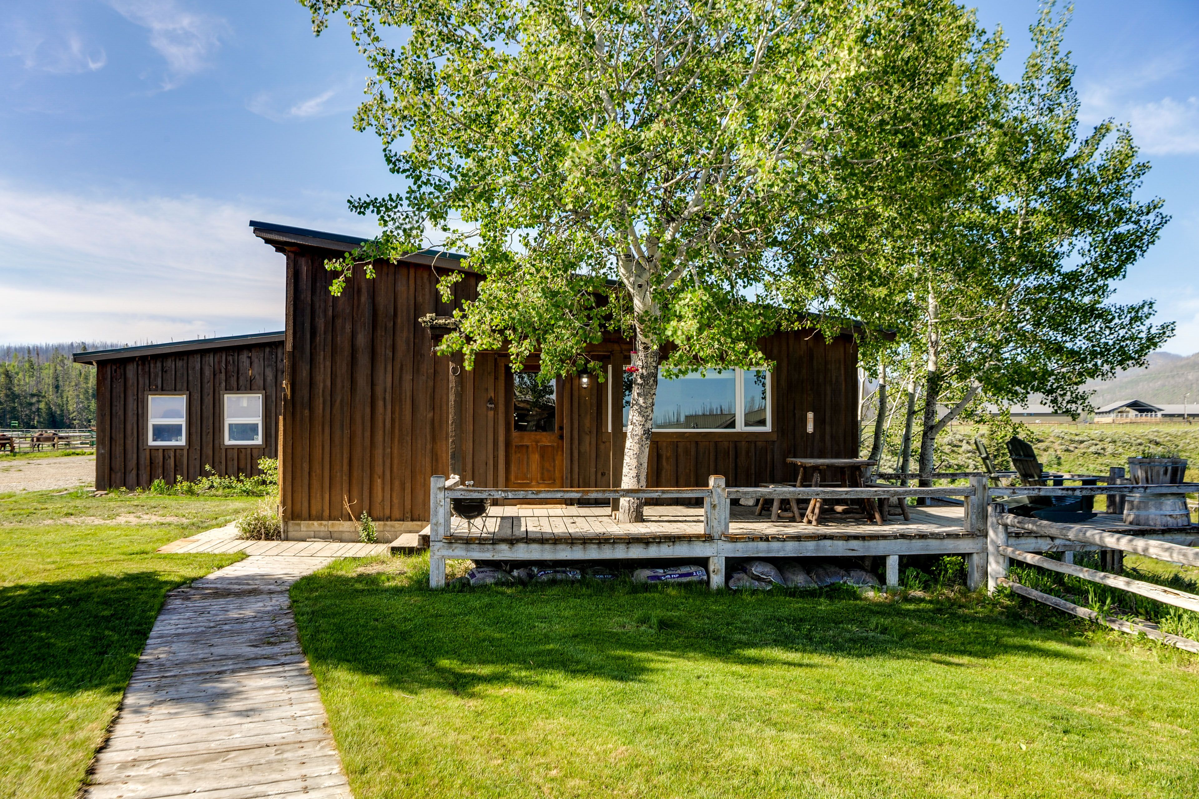 Bondurant Vacation Rental | 2BR | 1BA | 900 Sq Ft | 2 Steps to Enter