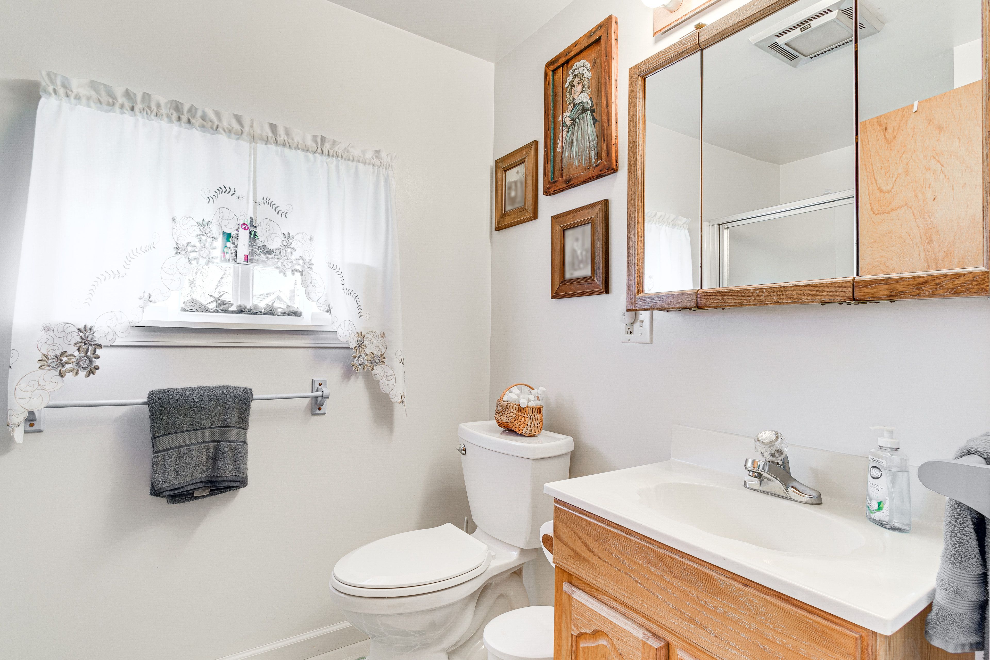Full Bathroom | Towels Provided | Complimentary Toiletries | 1st Floor