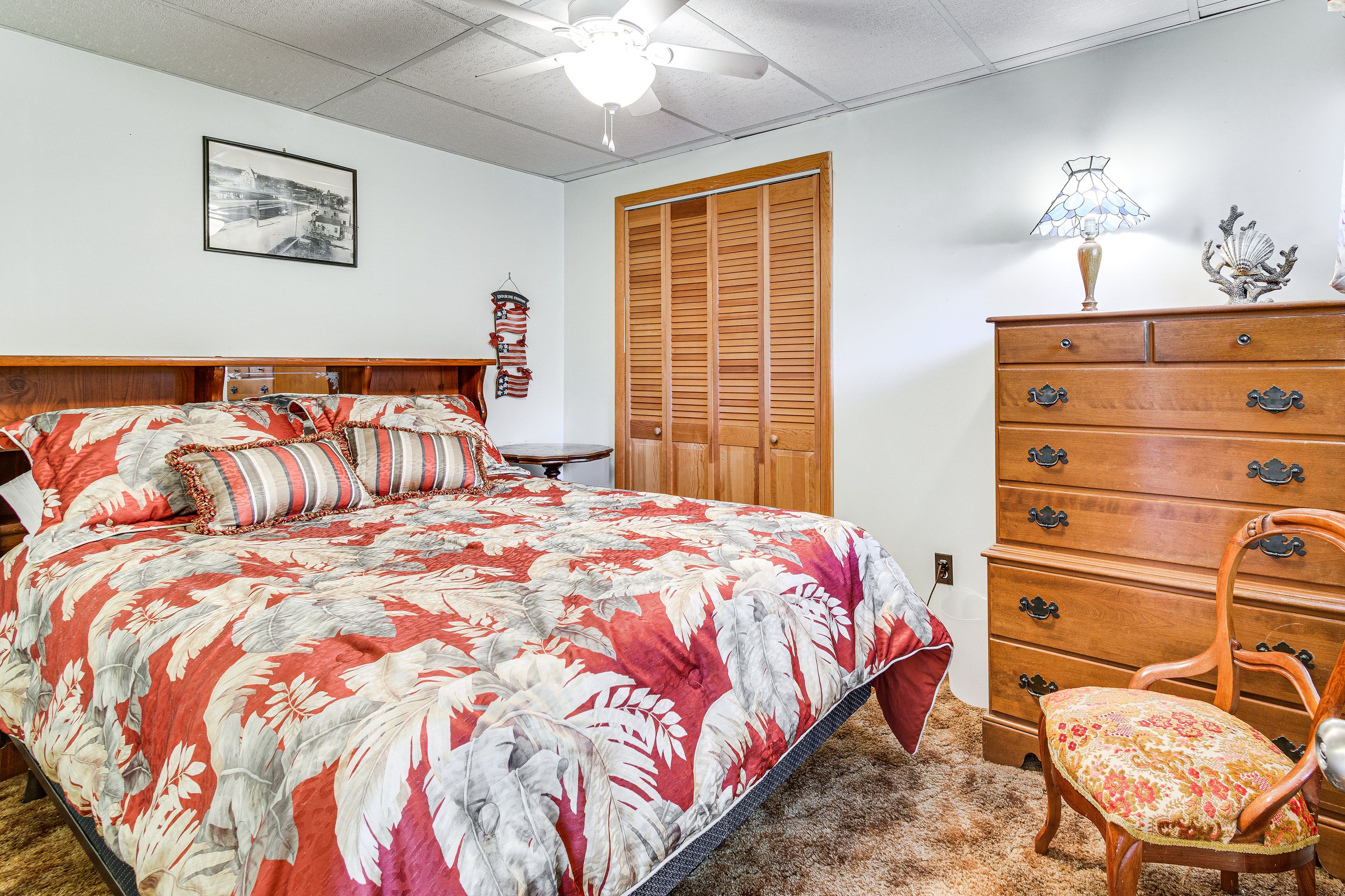 Bedroom 1 | Queen Bed | Linens Provided | 1st Floor