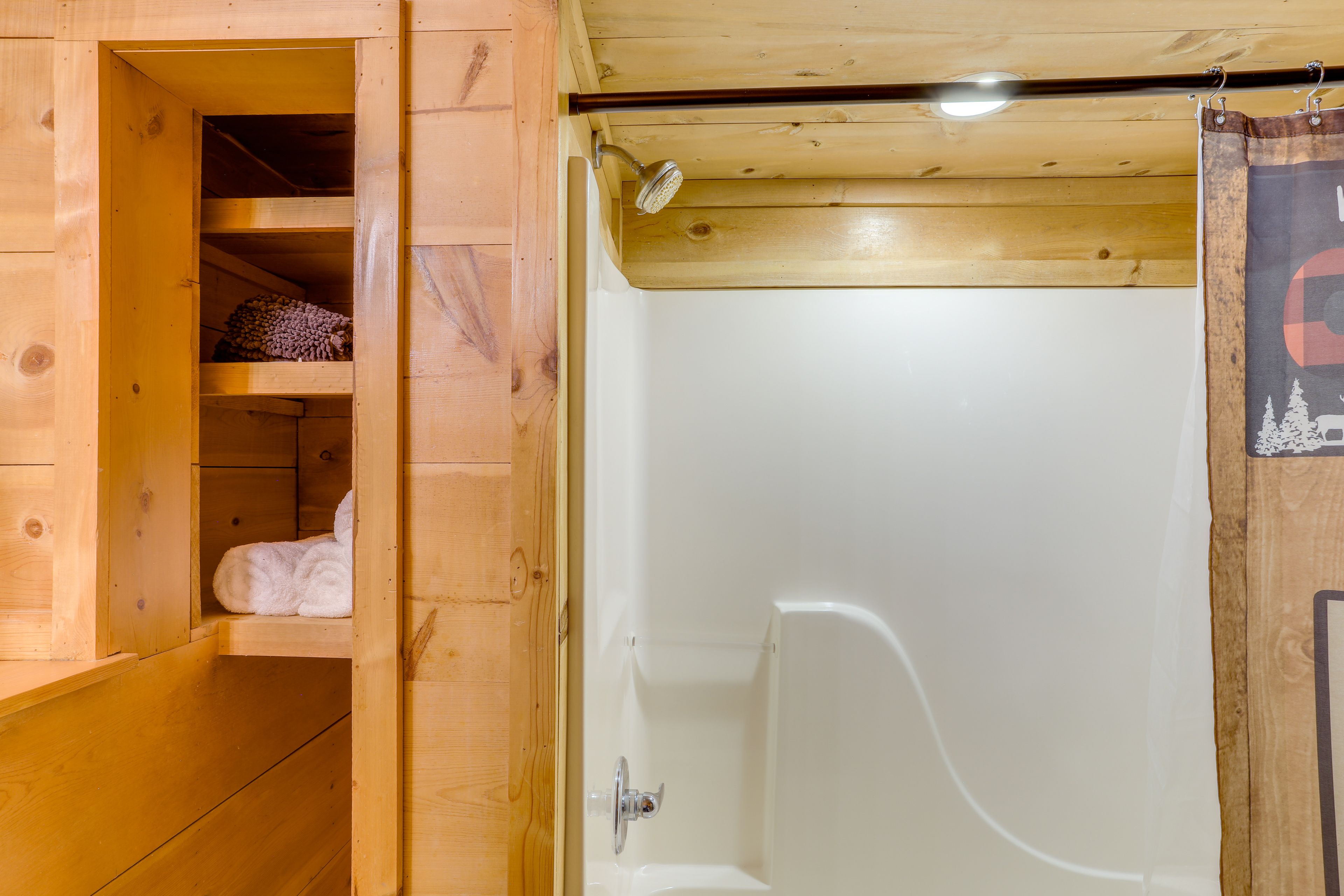 Full Bathroom | Towels Provided