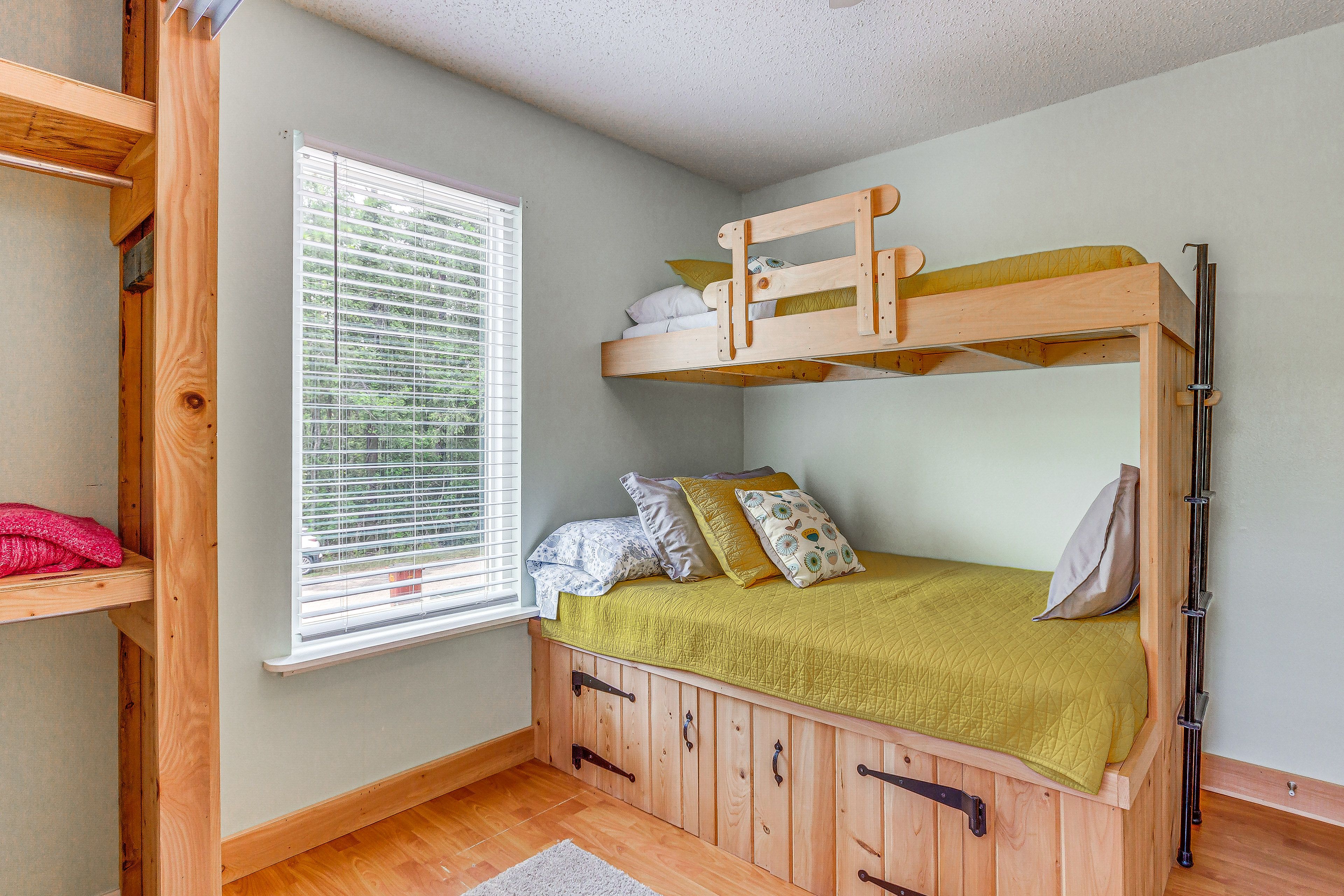 Bedroom 2 | Twin/Full Bunk Bed
