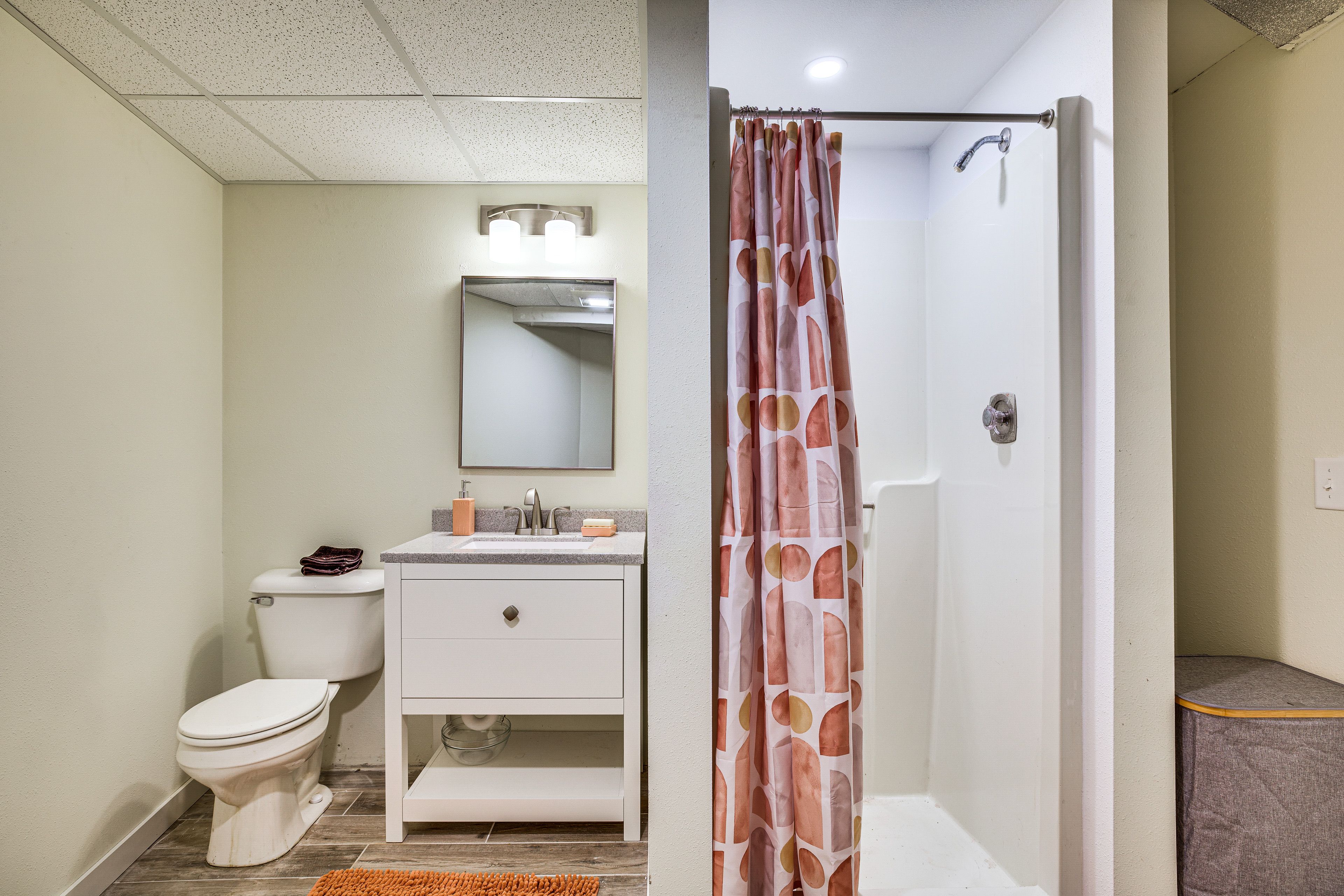 Full Bathroom | Towels Provided | Complimentary Toiletries