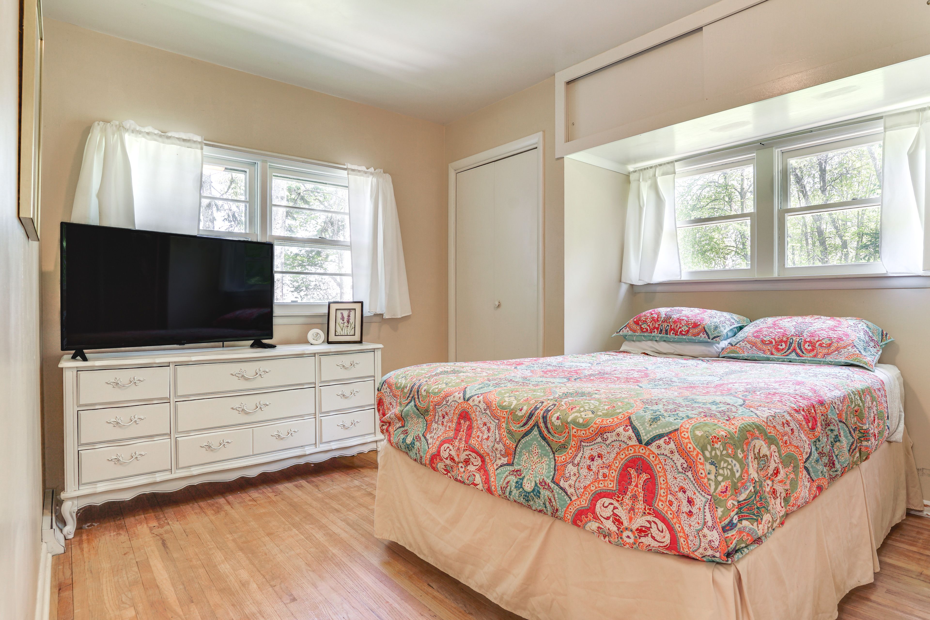 Bedroom 1 | Queen Bed | Flat-Screen TV