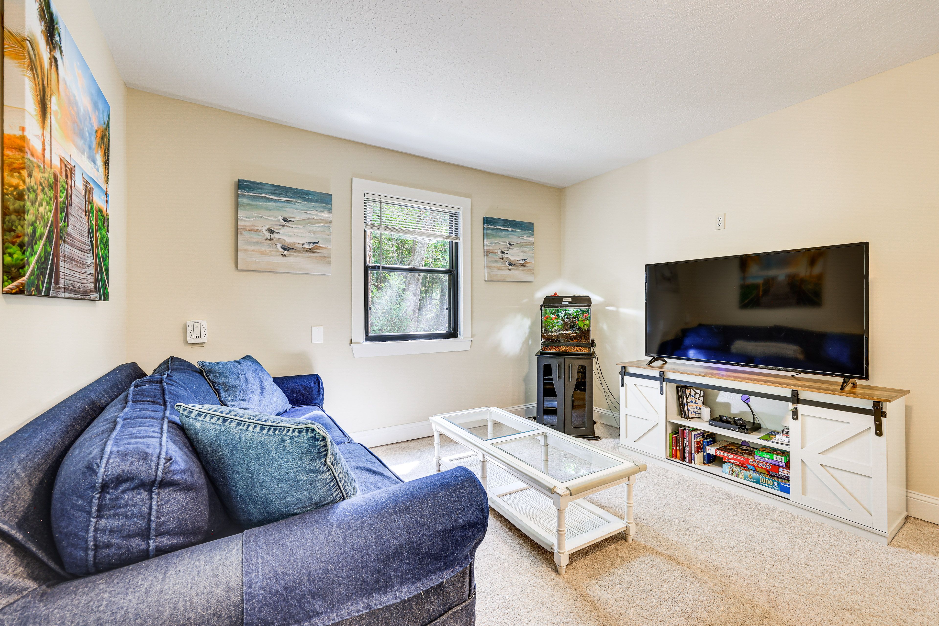 Living Room | Smart TV | Board Games | 1st Floor