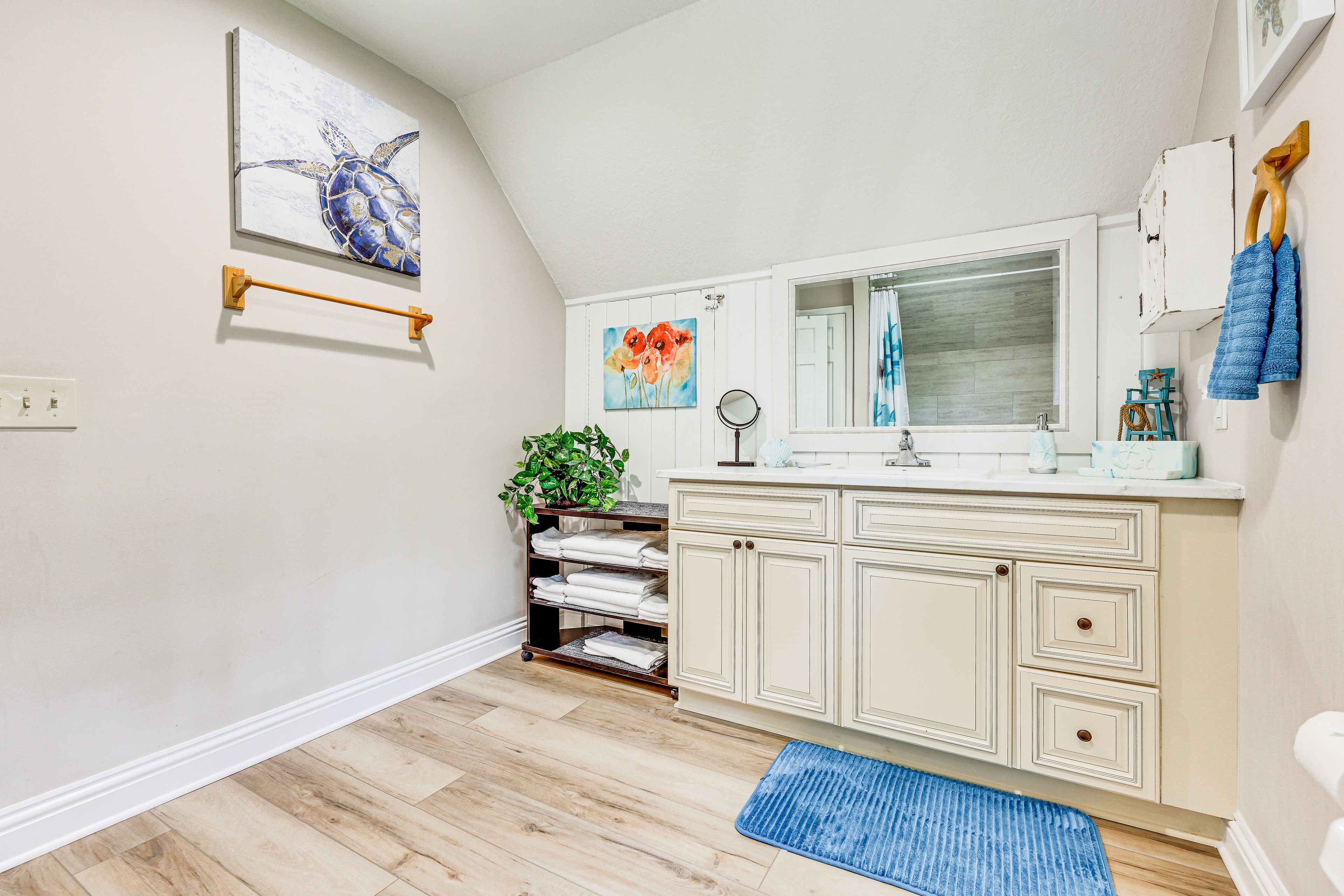 Full Bathroom | Shower/Tub Combo | Towels Provided | 2nd Floor
