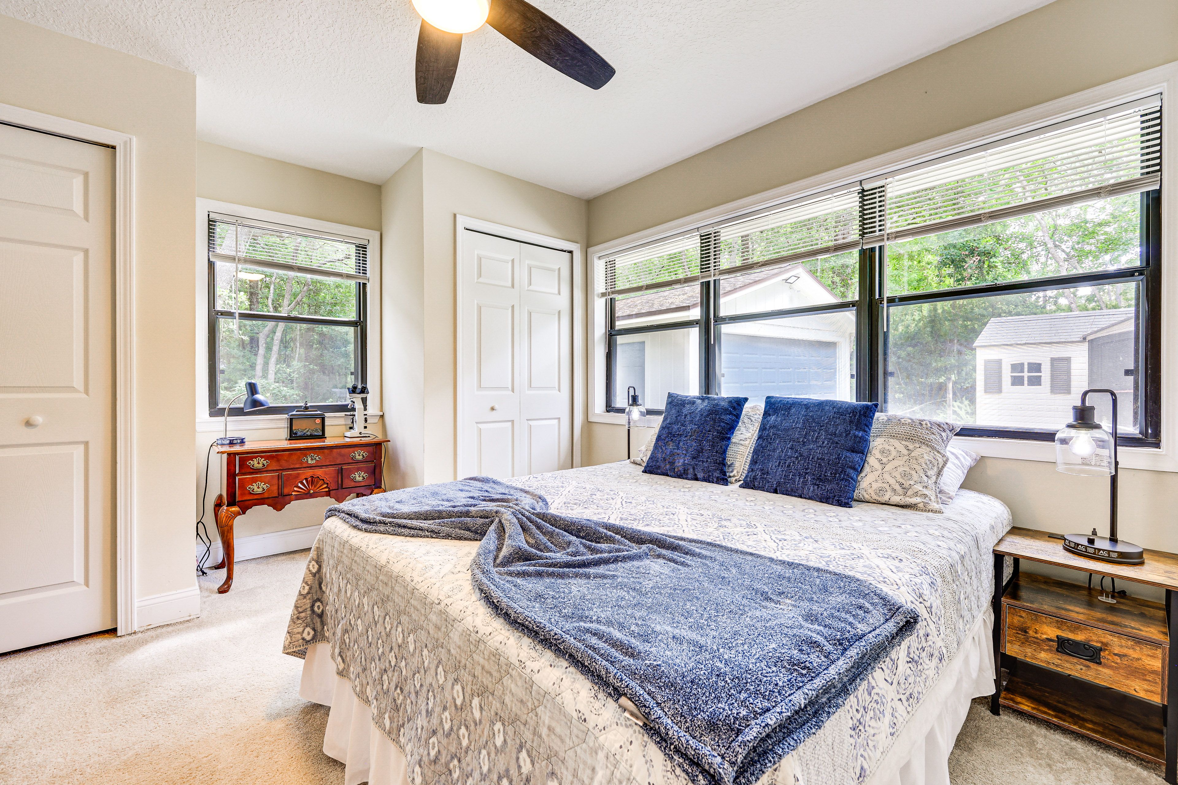 Bedroom 1 | Queen Bed | 1st Floor