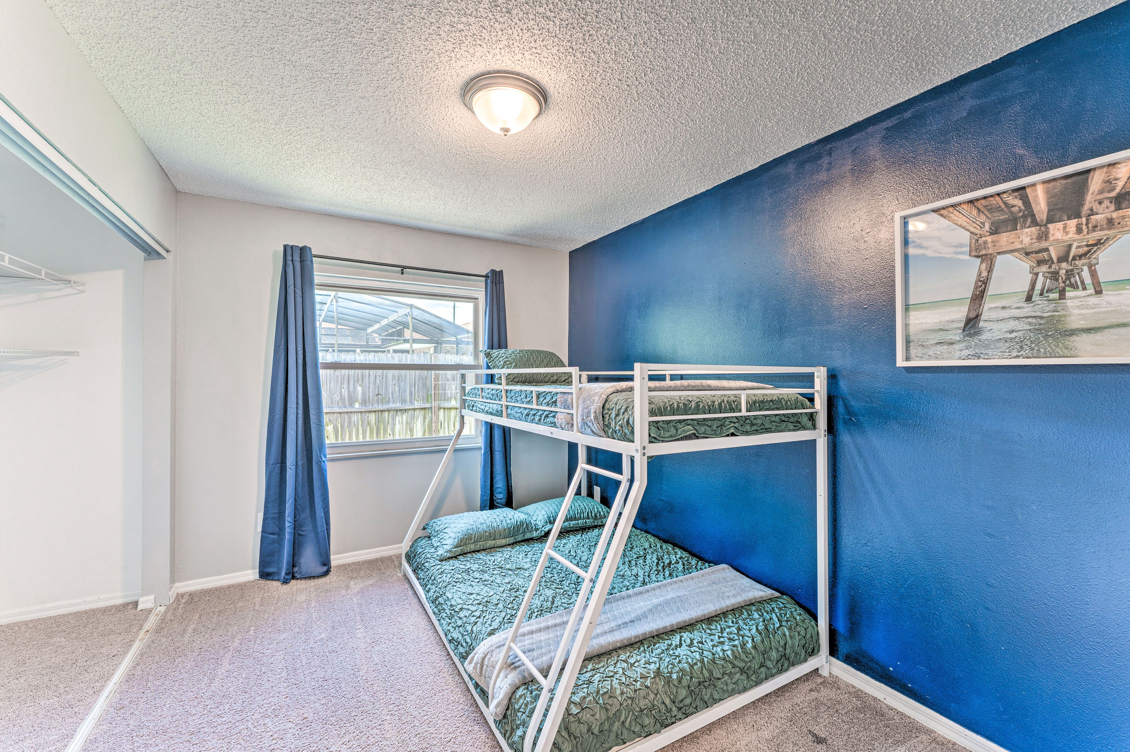Bedroom 3 | Twin/Queen Bunk Bed