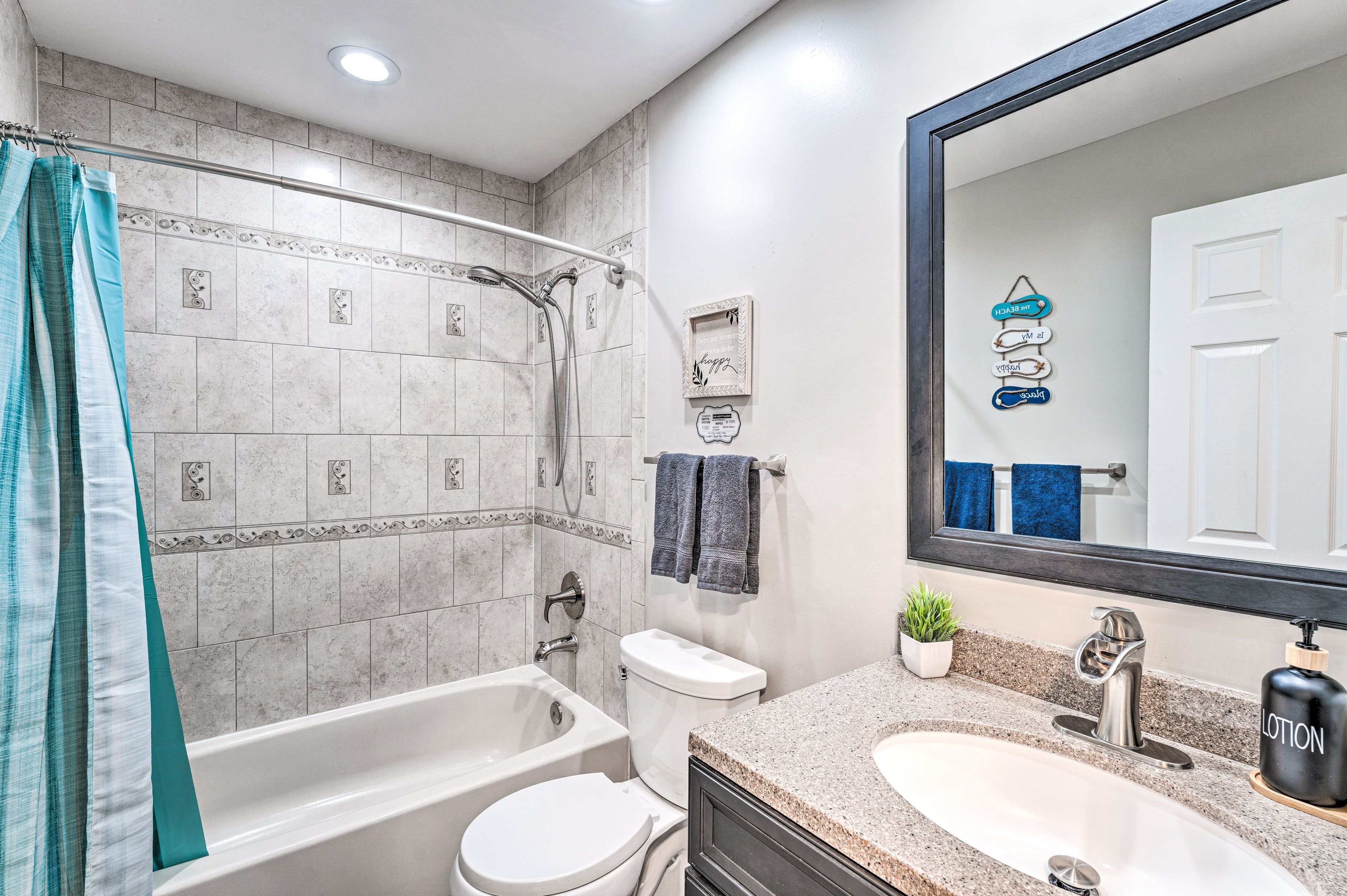 Full Bathroom | Complimentary Toiletries
