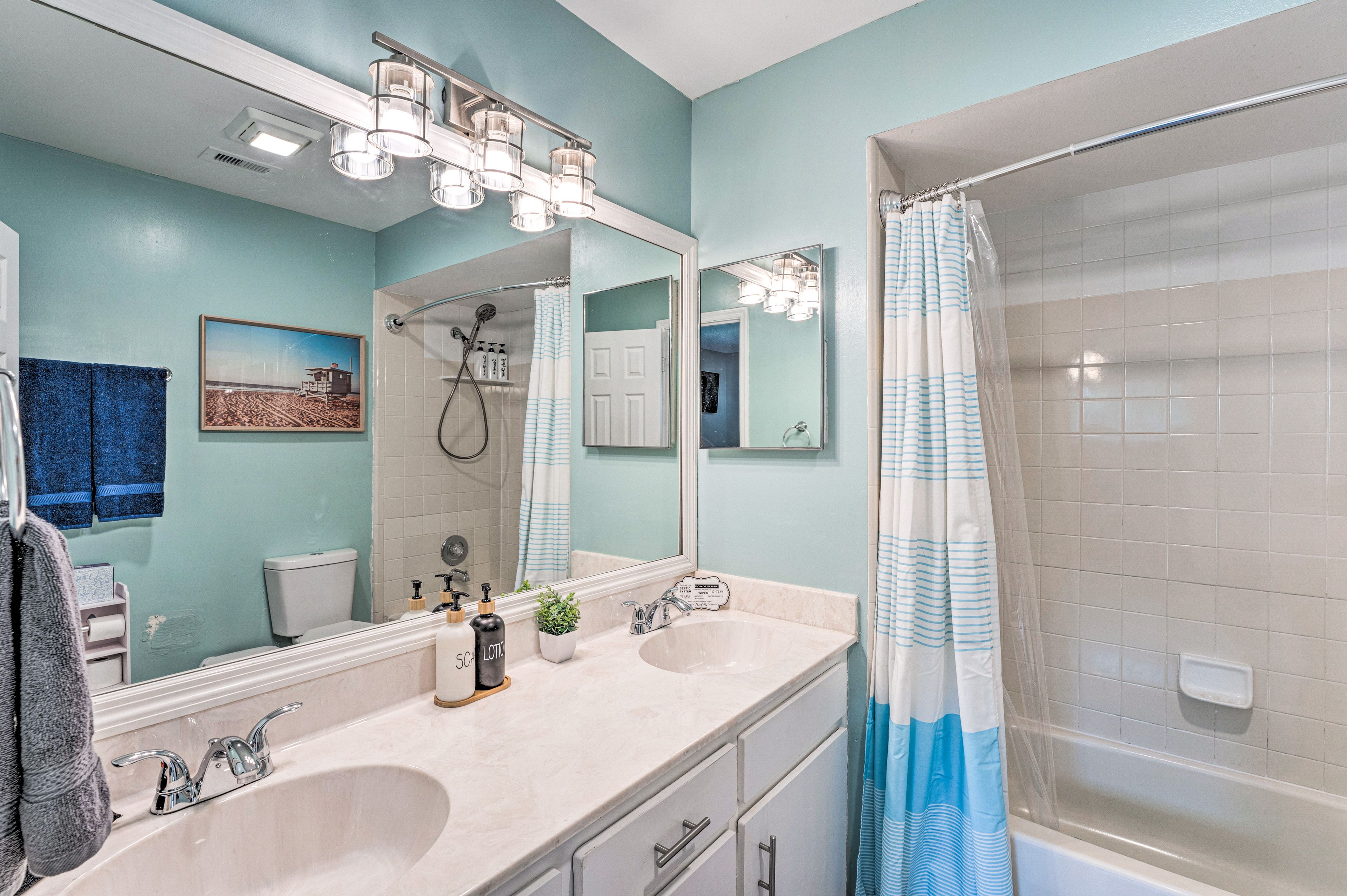 En-Suite Bathroom | Towels Provided