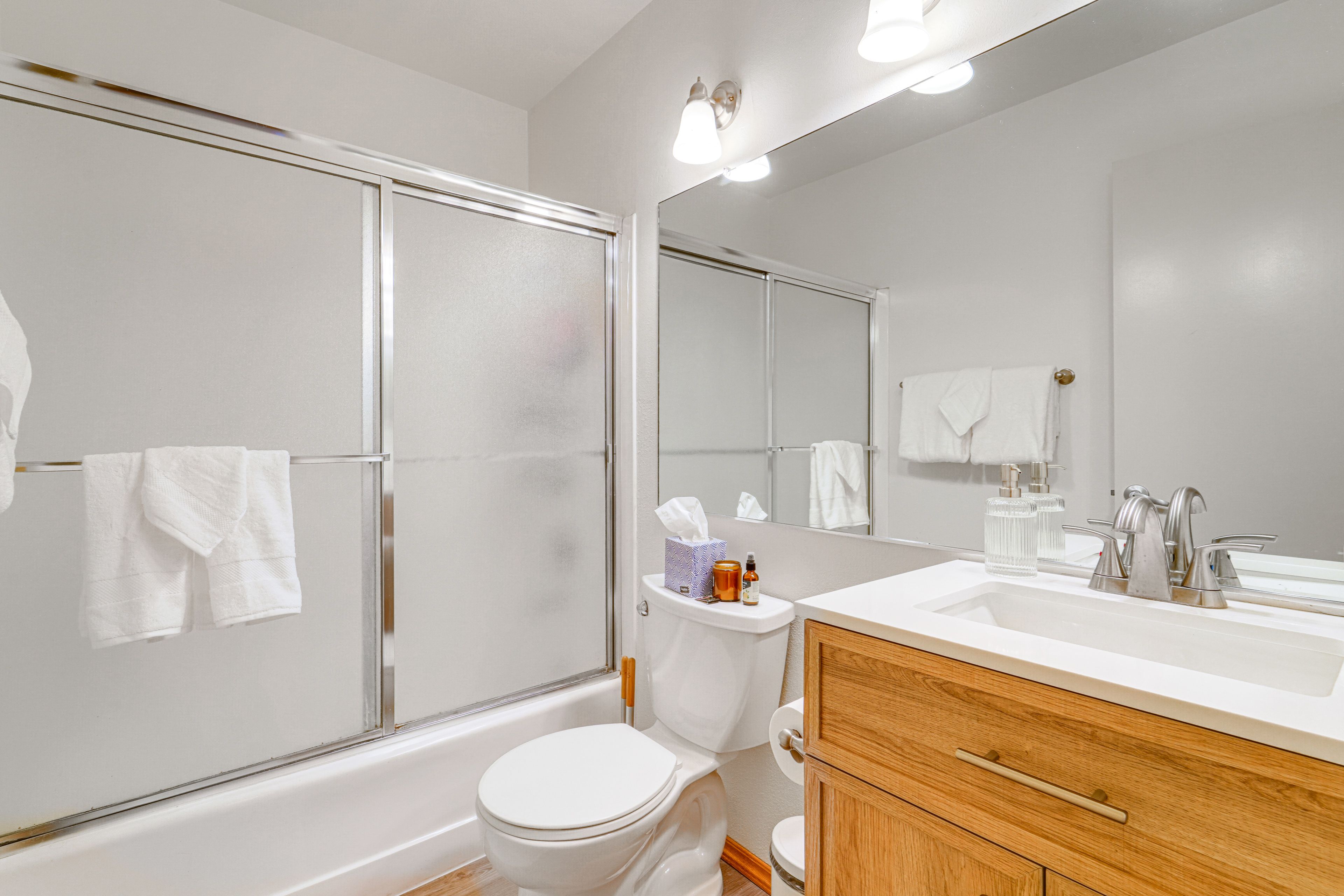 Full Bathroom | 2nd Floor | Complimentary Toiletries