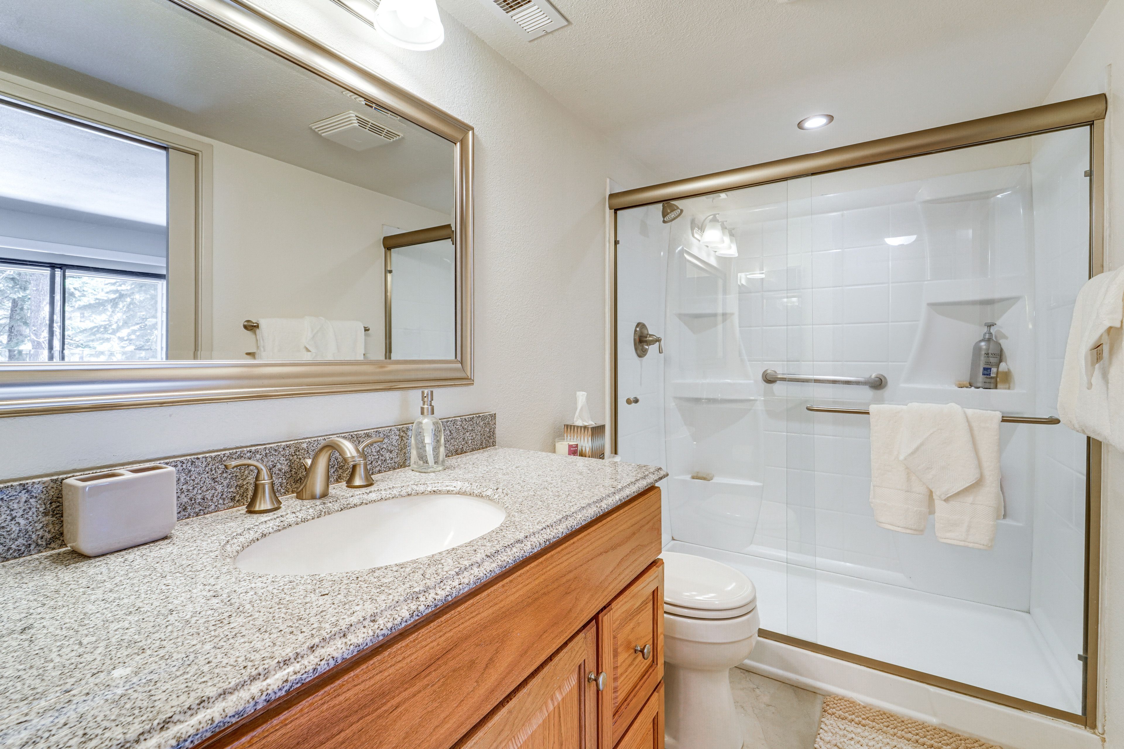 Full Bathroom | 1st Floor | Complimentary Toiletries