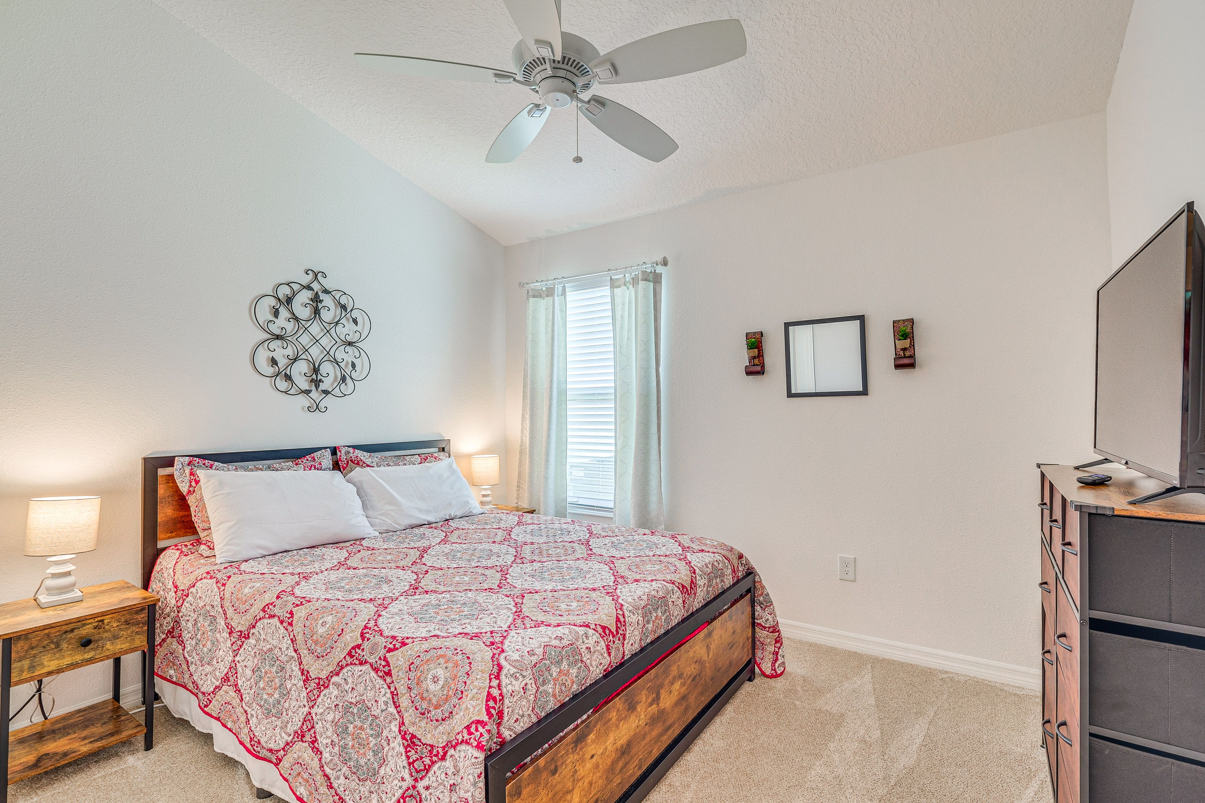 Bedroom 2 | Queen Bed | Smart TV