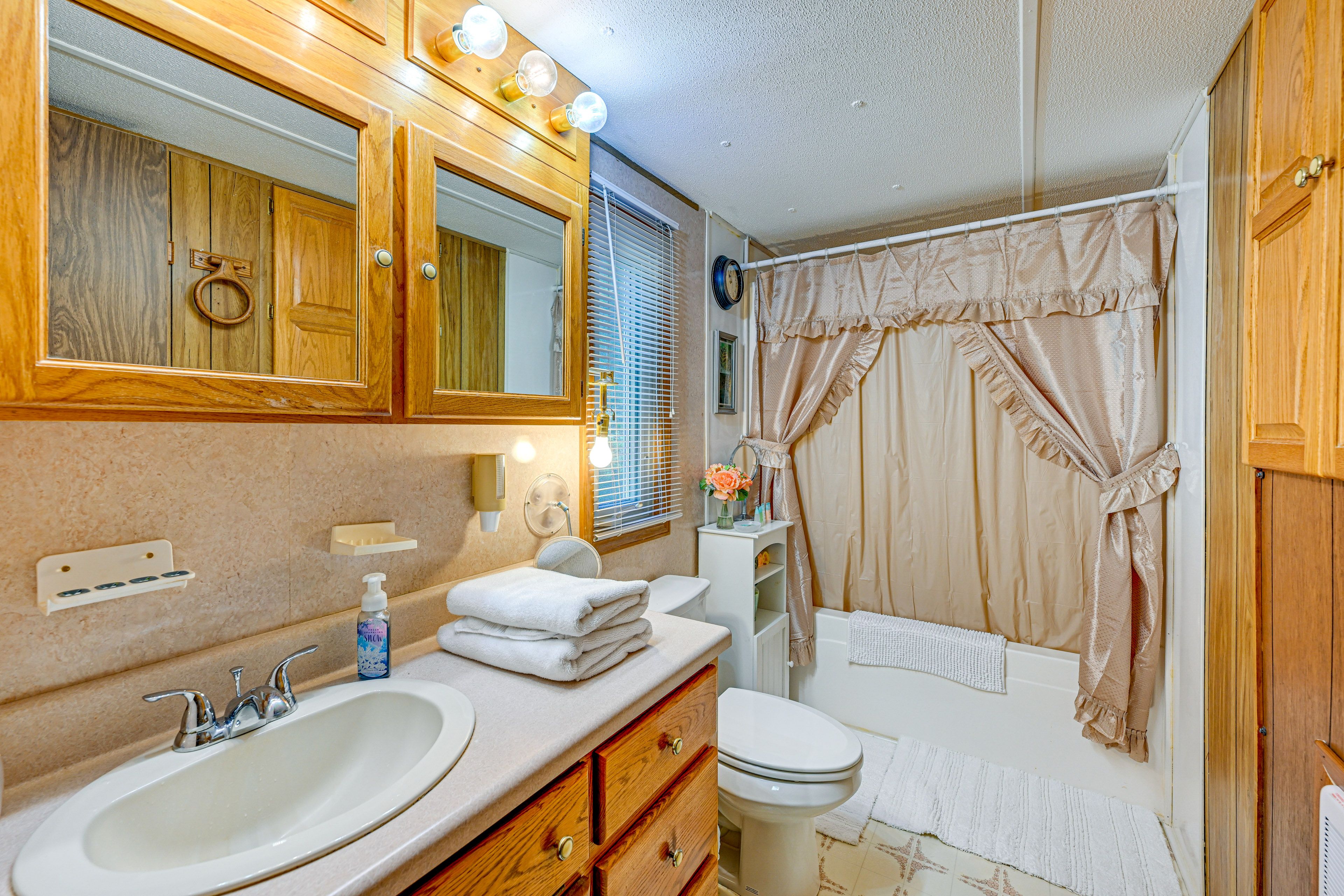 Full Bathroom | Complimentary Toiletries