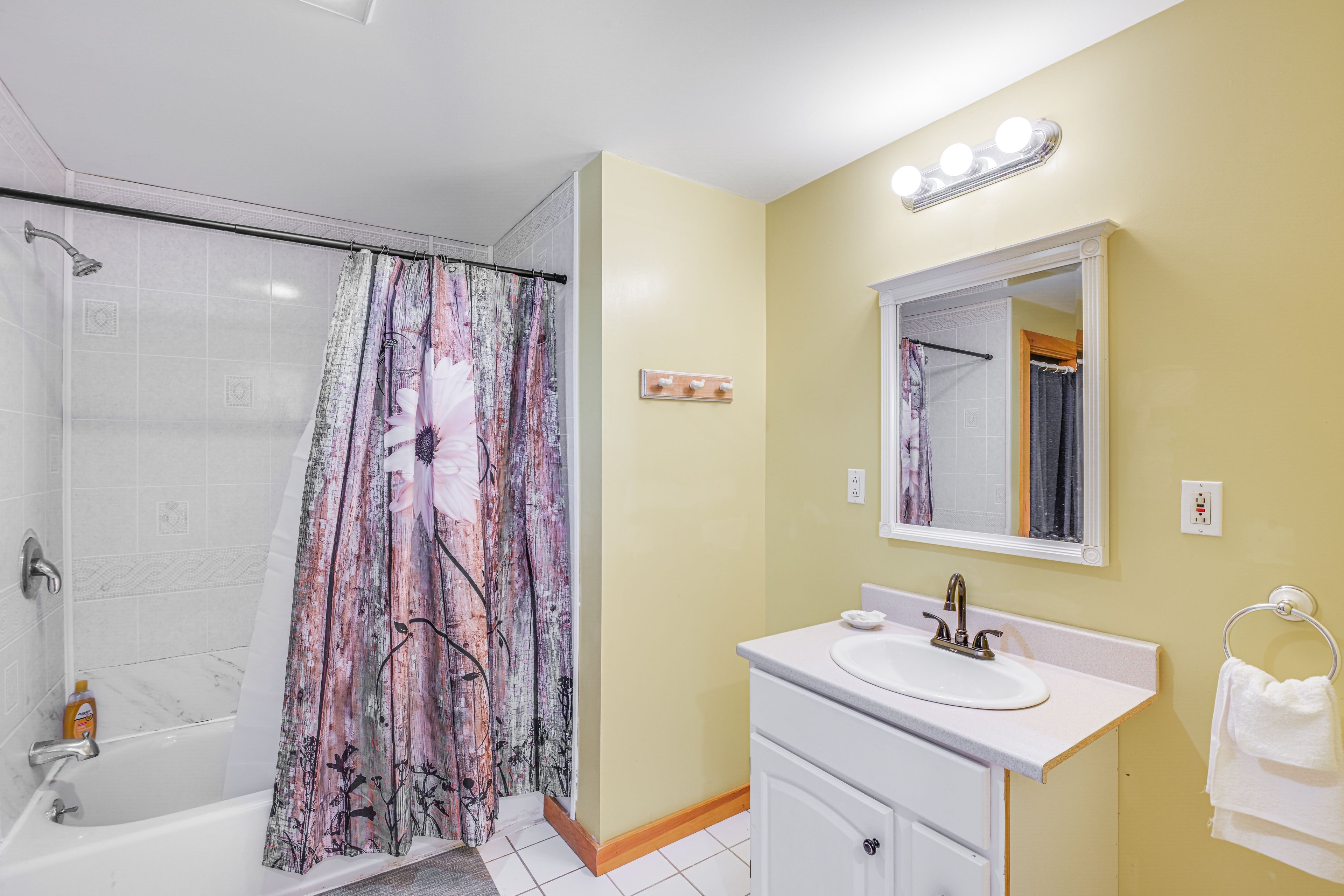 Full Bathroom | Main Level | Towels Provided