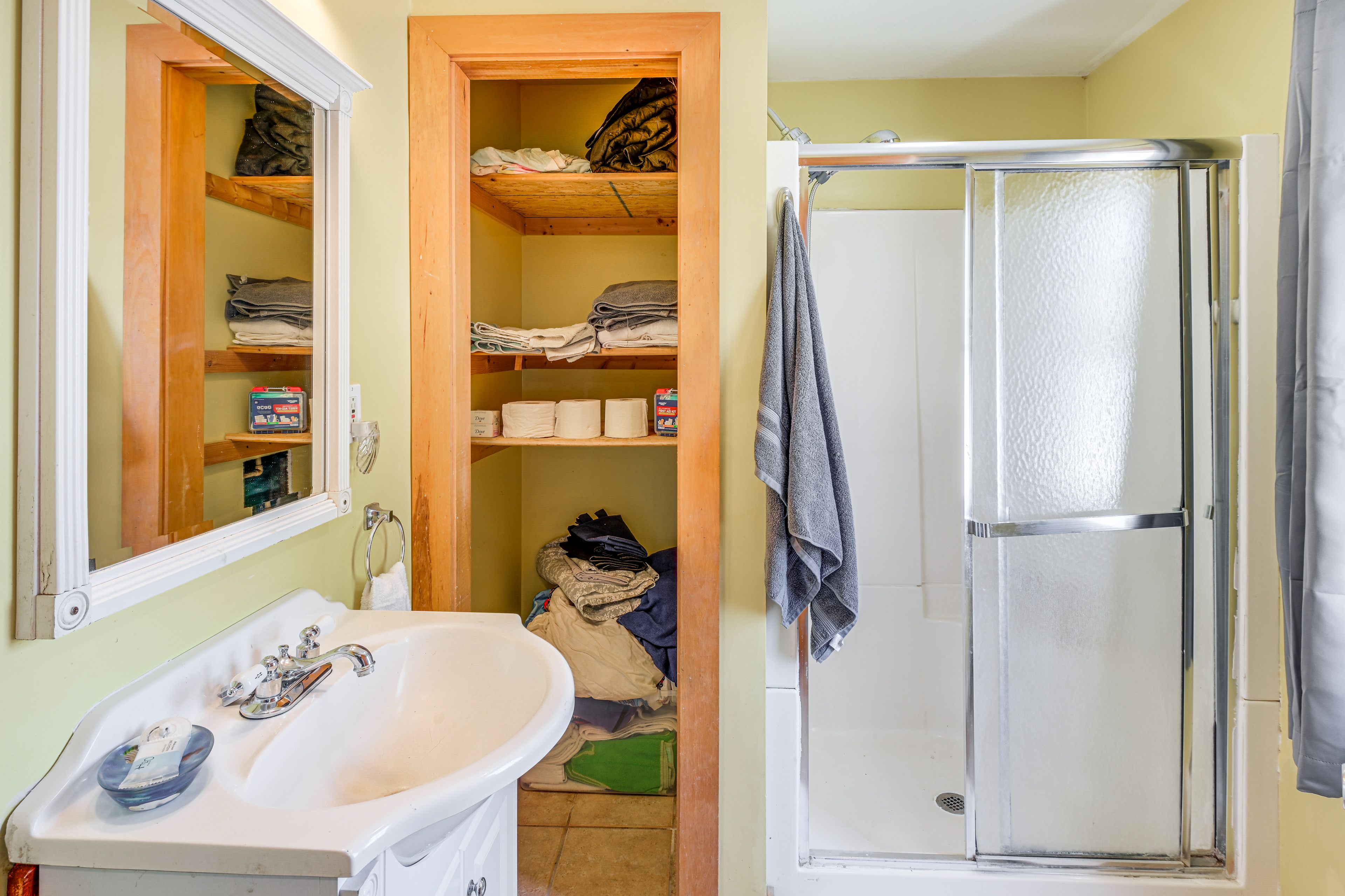 Full Bathroom | Upper Level | Complimentary Toiletries