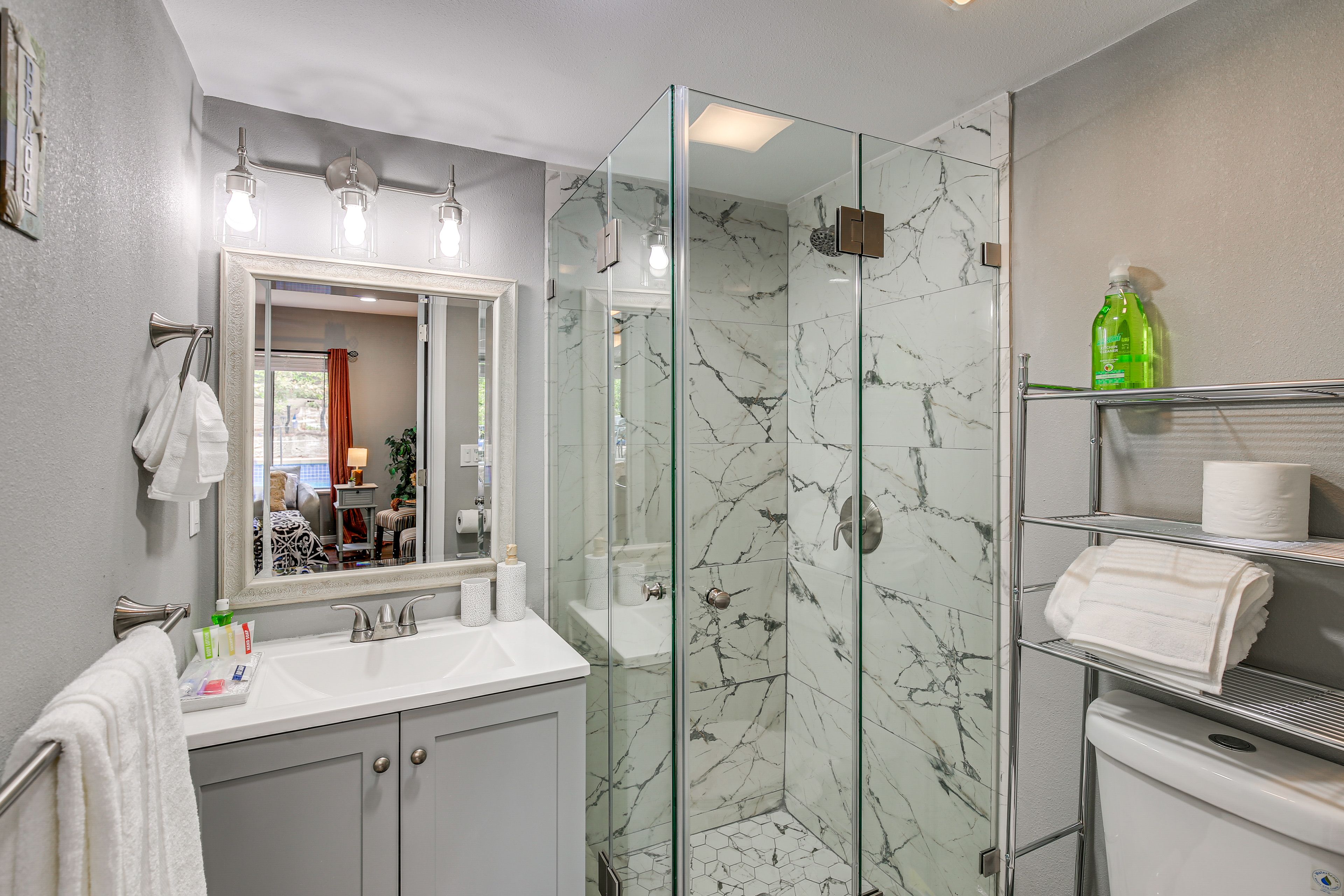 Full Bathroom | Towels Provided | Complimentary Toiletries