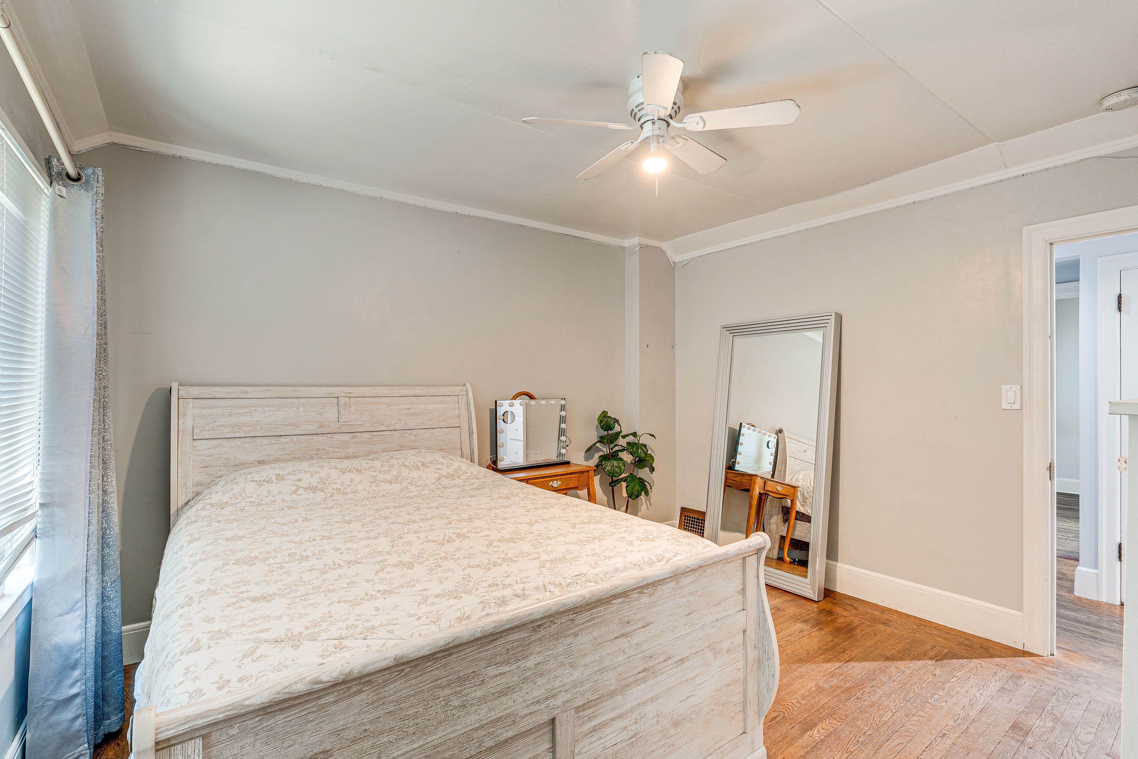 Bedroom 2 | Queen Bed