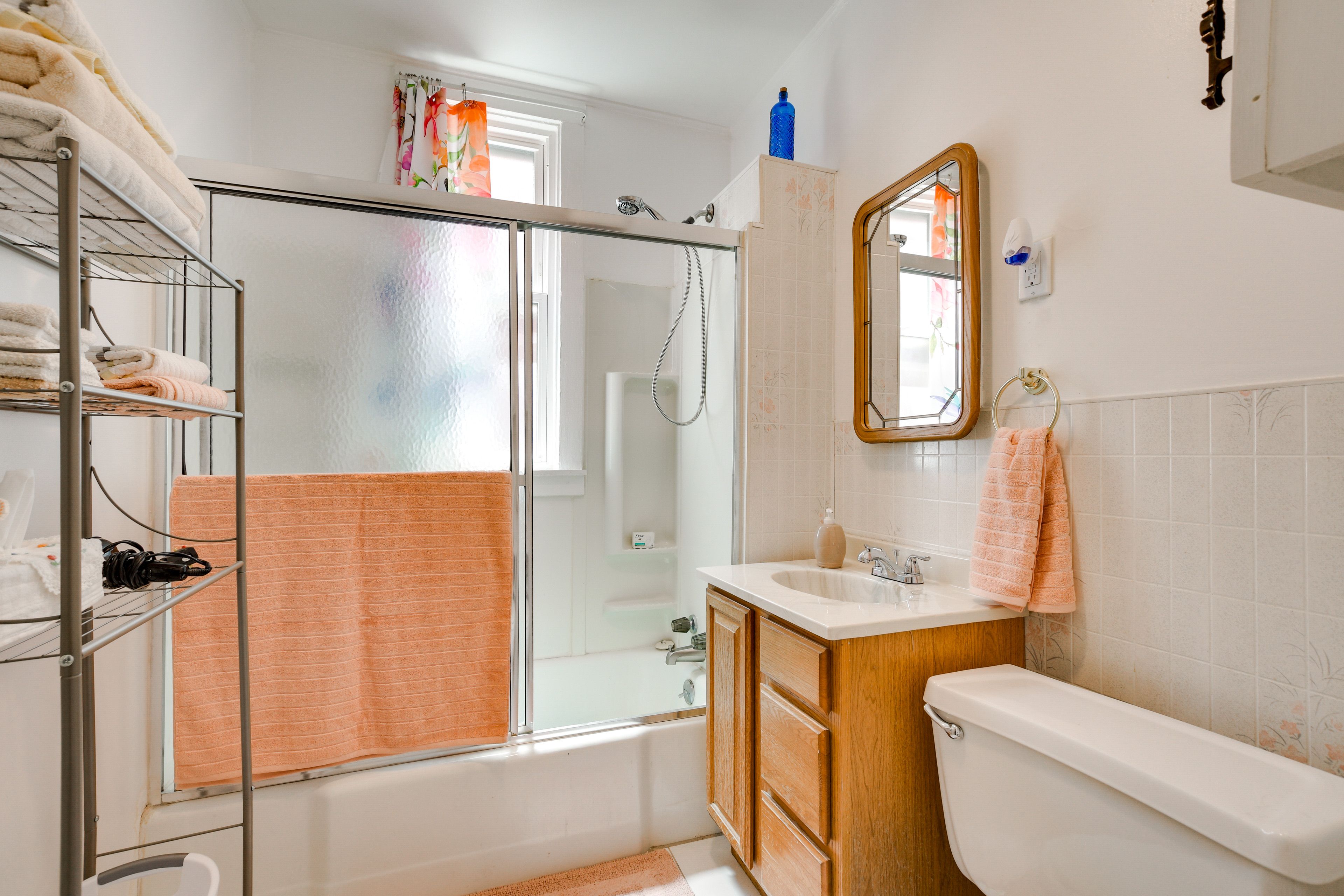 Full Bathroom | Towels Provided