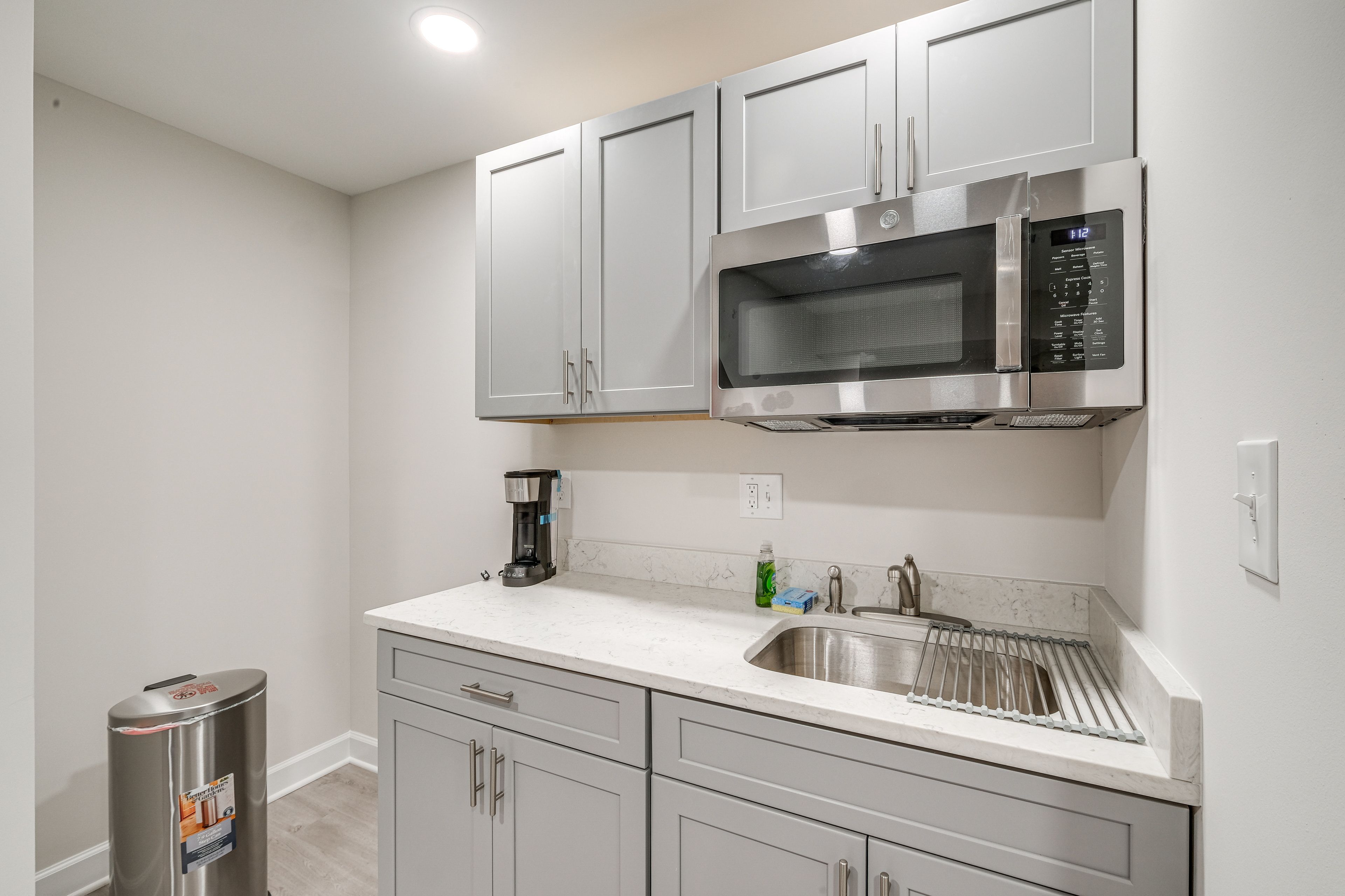 Kitchenette | Hot Plate | Refrigerator
