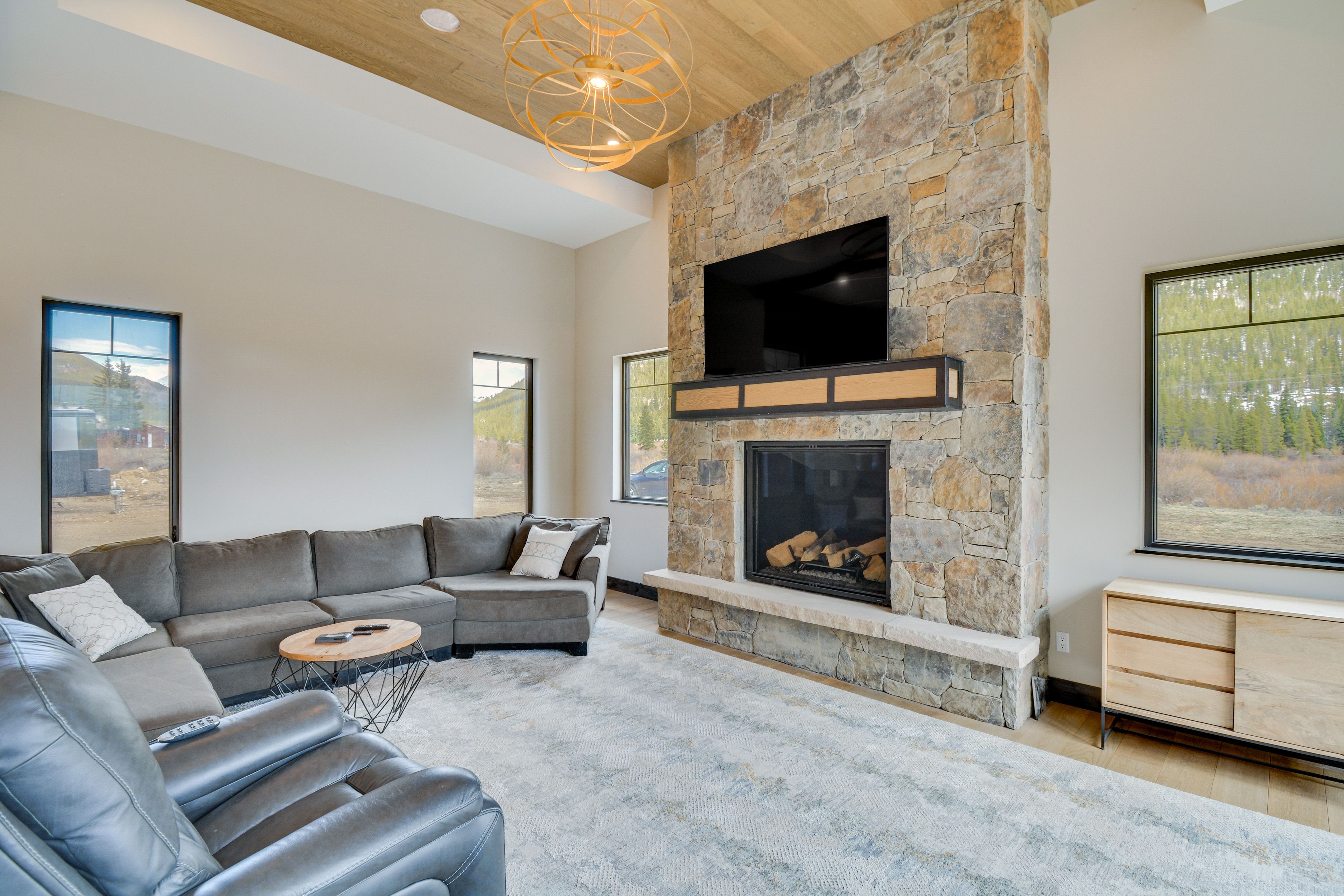 Living Room | 1st Floor | Smart TV | Free WiFi | Fireplace