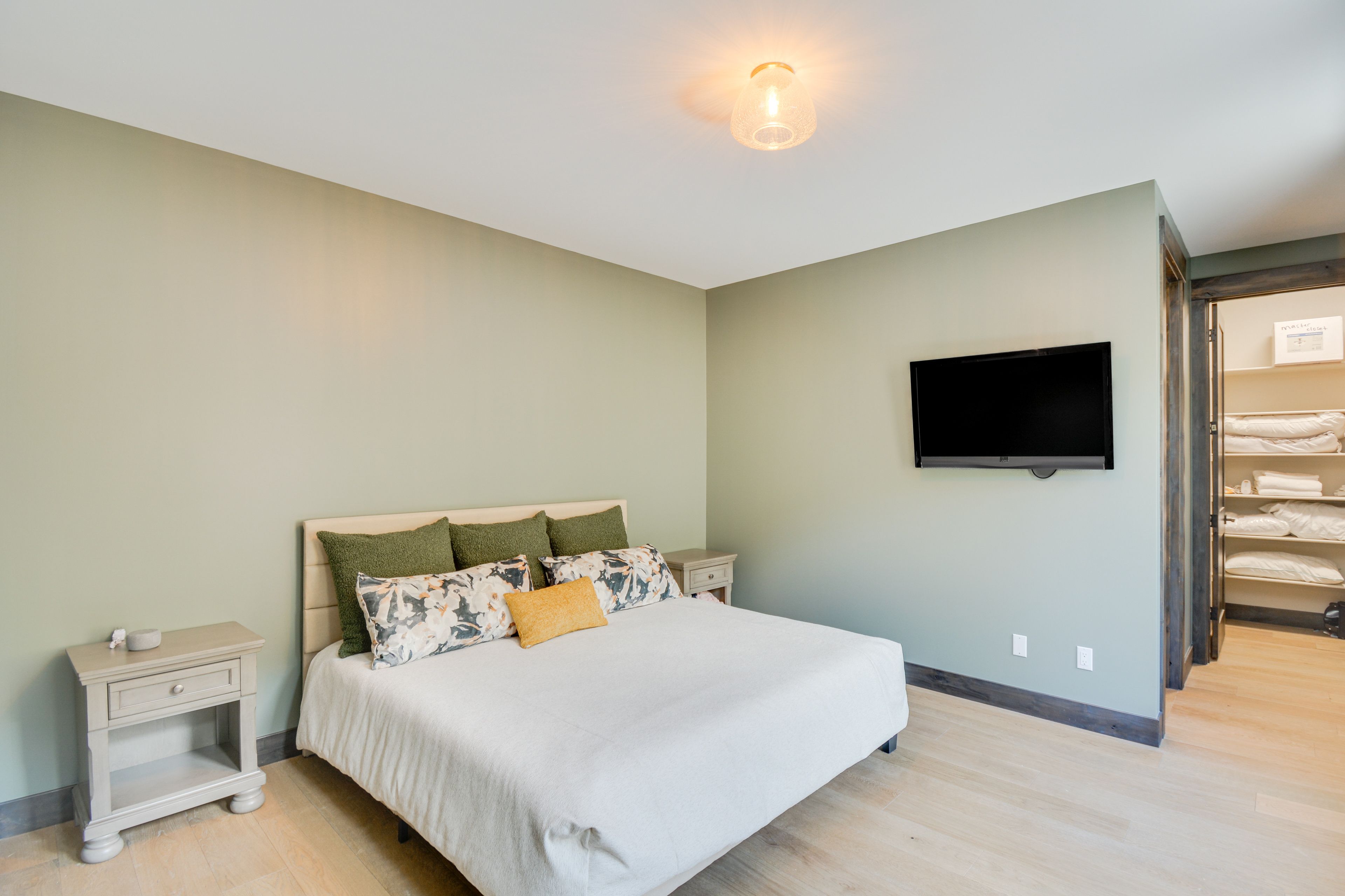 Bedroom Suite 2 | 1st Floor | King Bed | Smart TV
