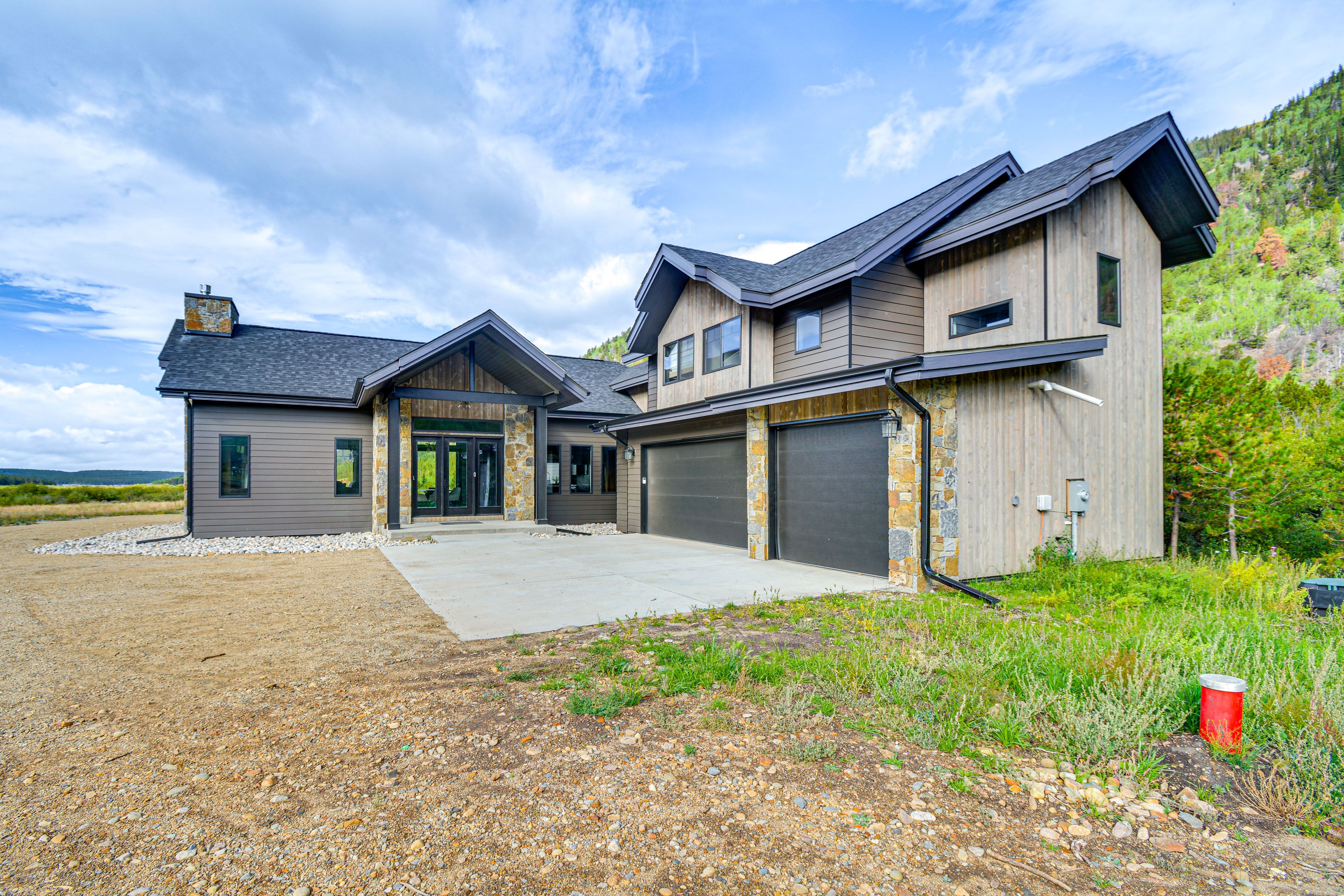 Parking | Garage (2 Vehicles) | Driveway (4 Vehicles) | RV/Trailer Parking