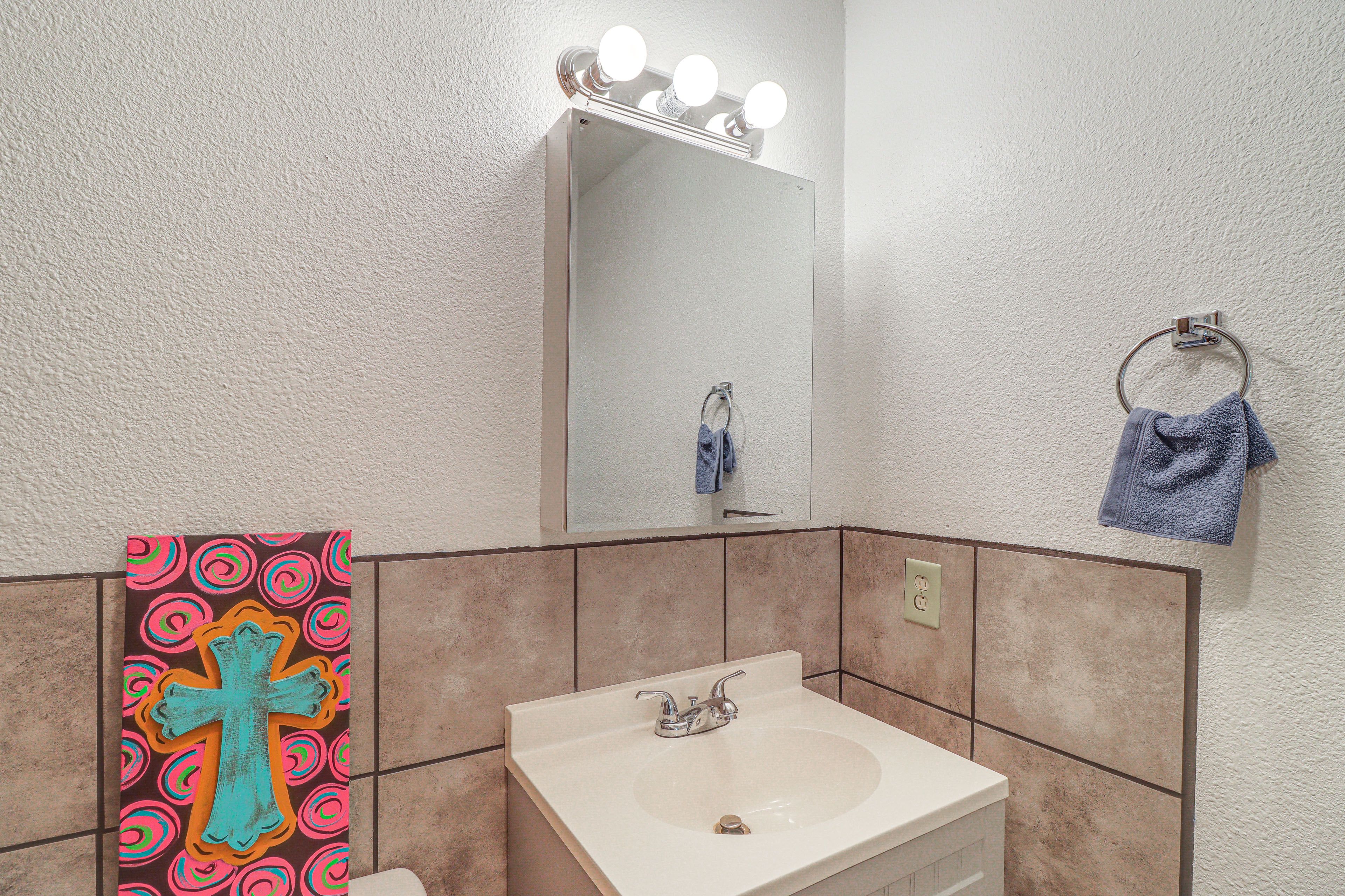 Full Bathroom | Towels Provided