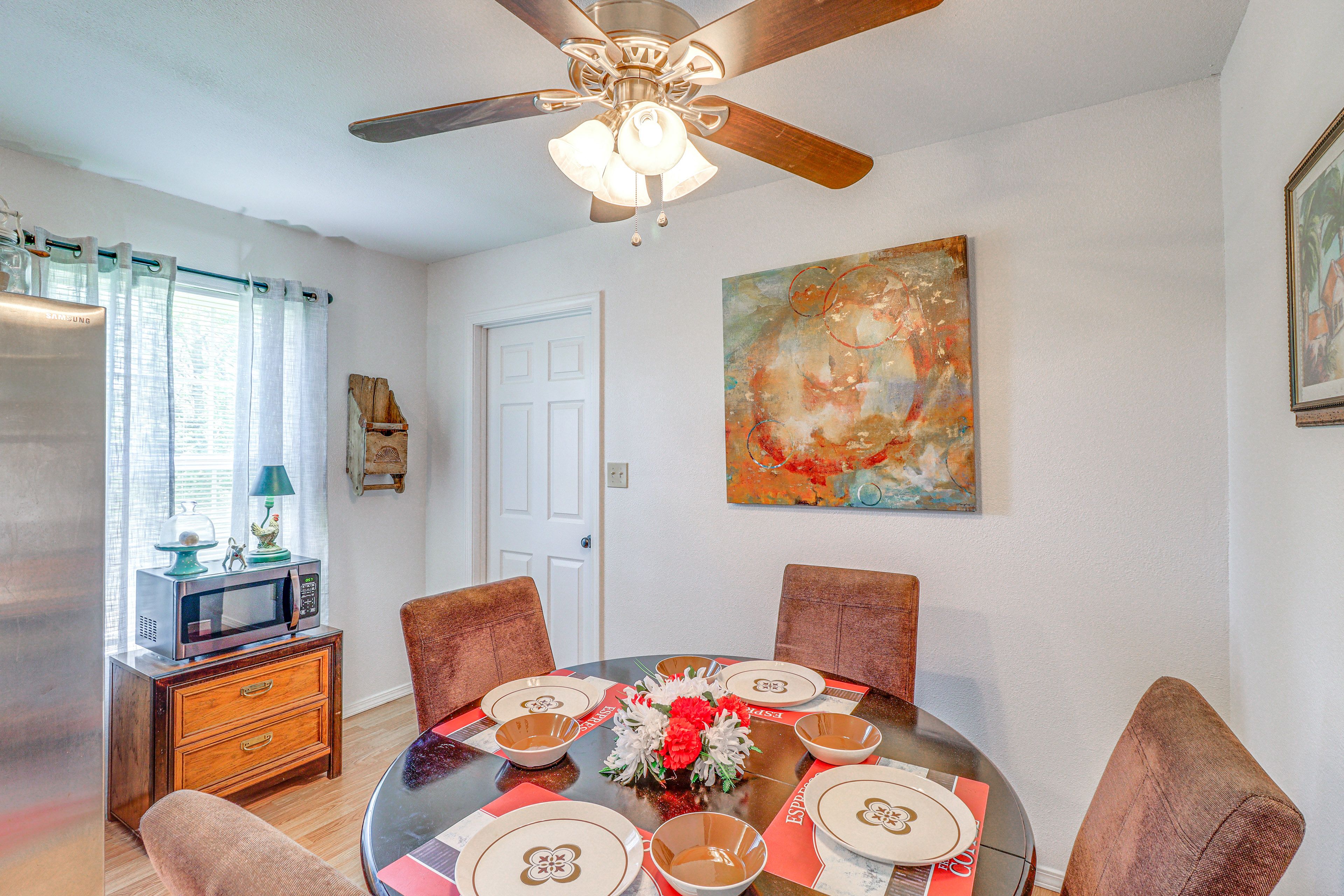 Dining Area | Dishware & Flatware Provided