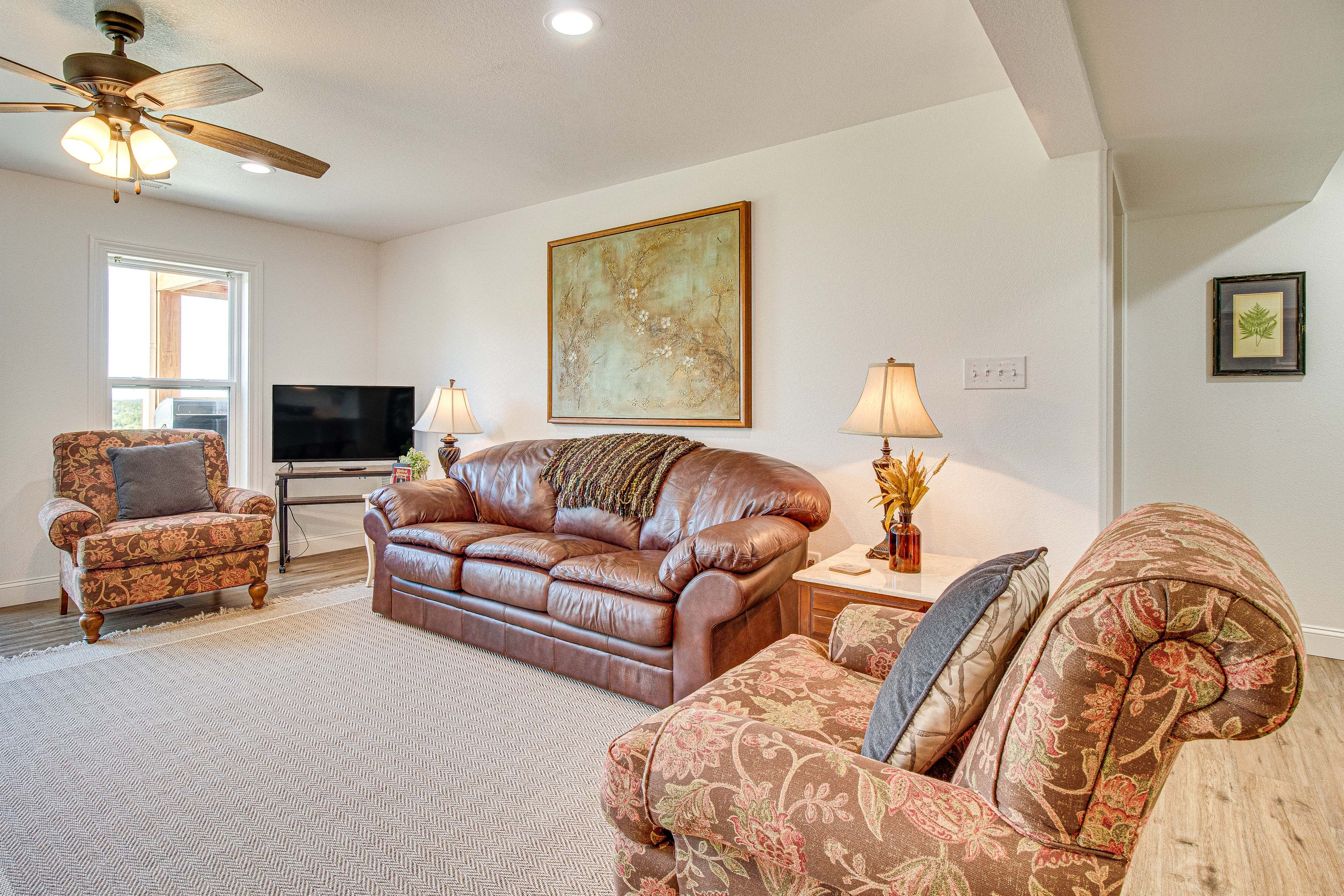 Living Room | Flat-Screen TV | Central Air Conditioning/Heat | Free WiFi