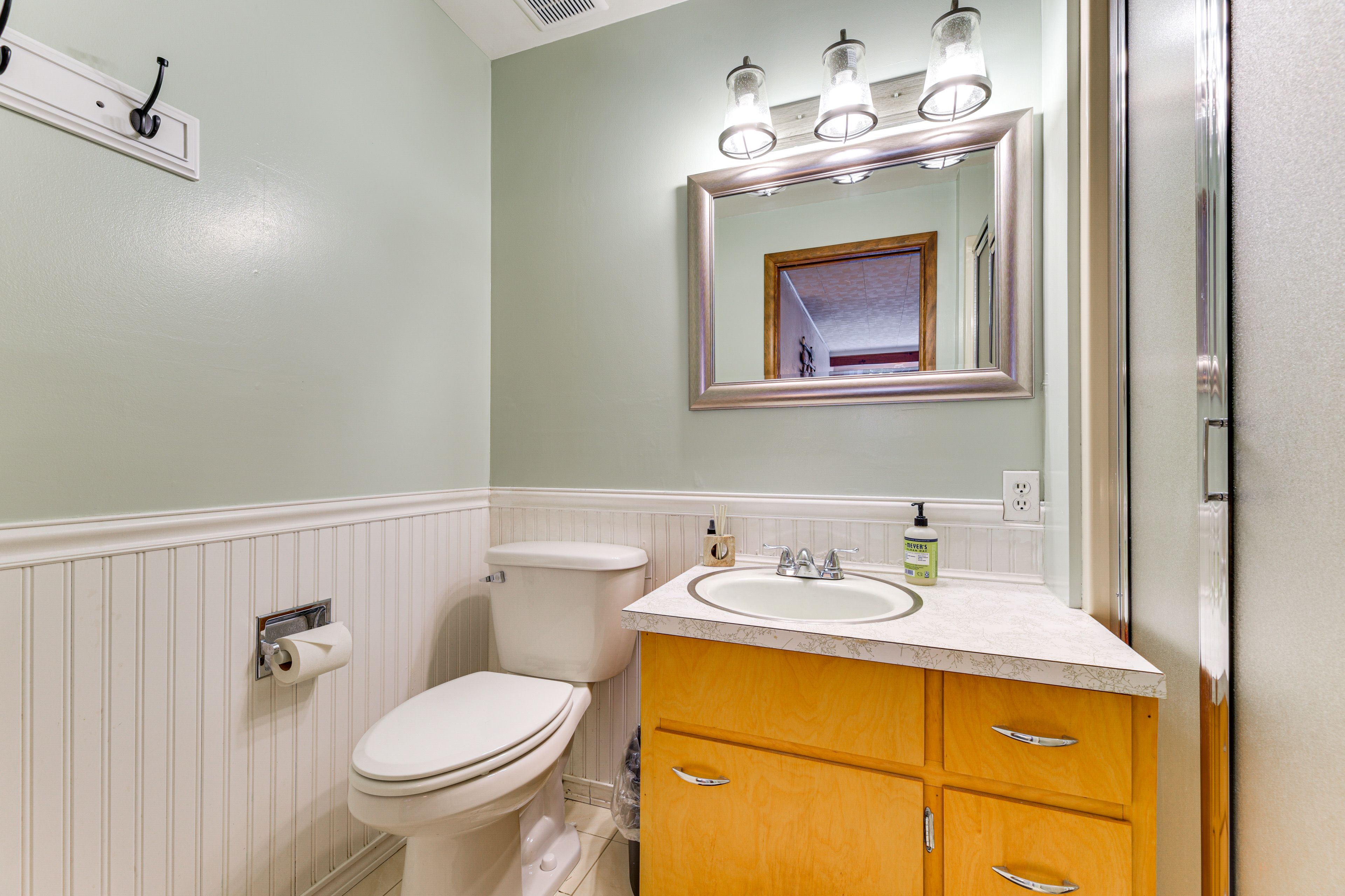 Full Bathroom | 1st Floor | Towels Provided | Complimentary Toiletries