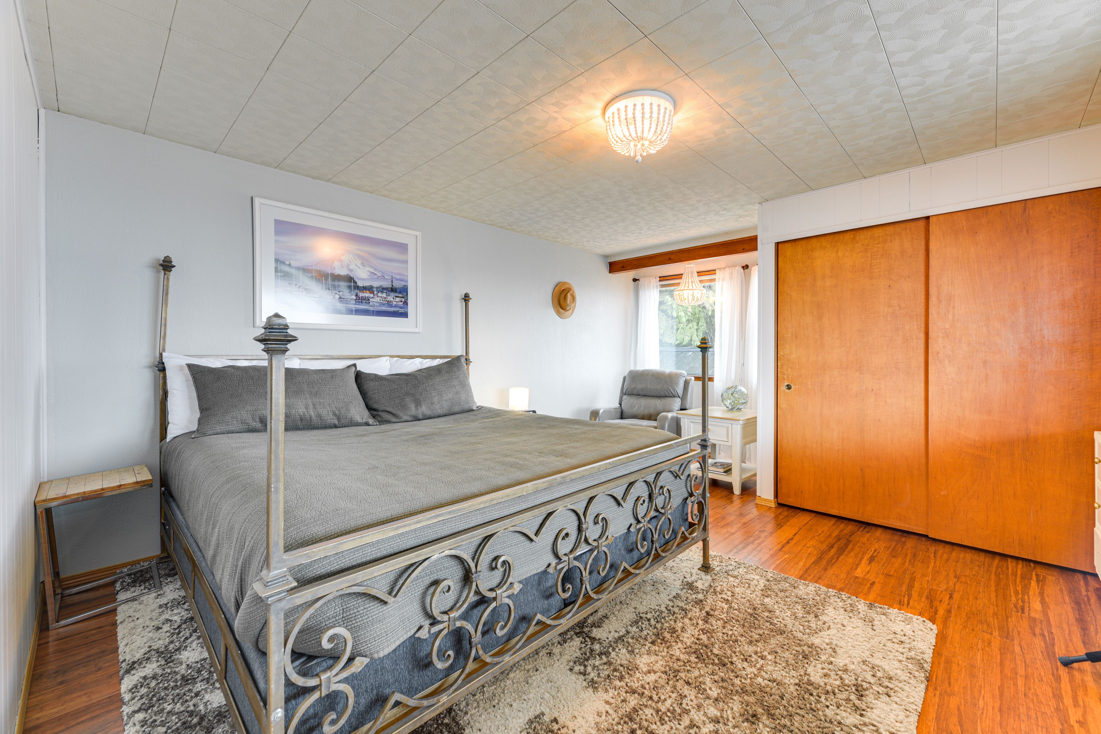 Bedroom 2 | King Bed | 1st Floor