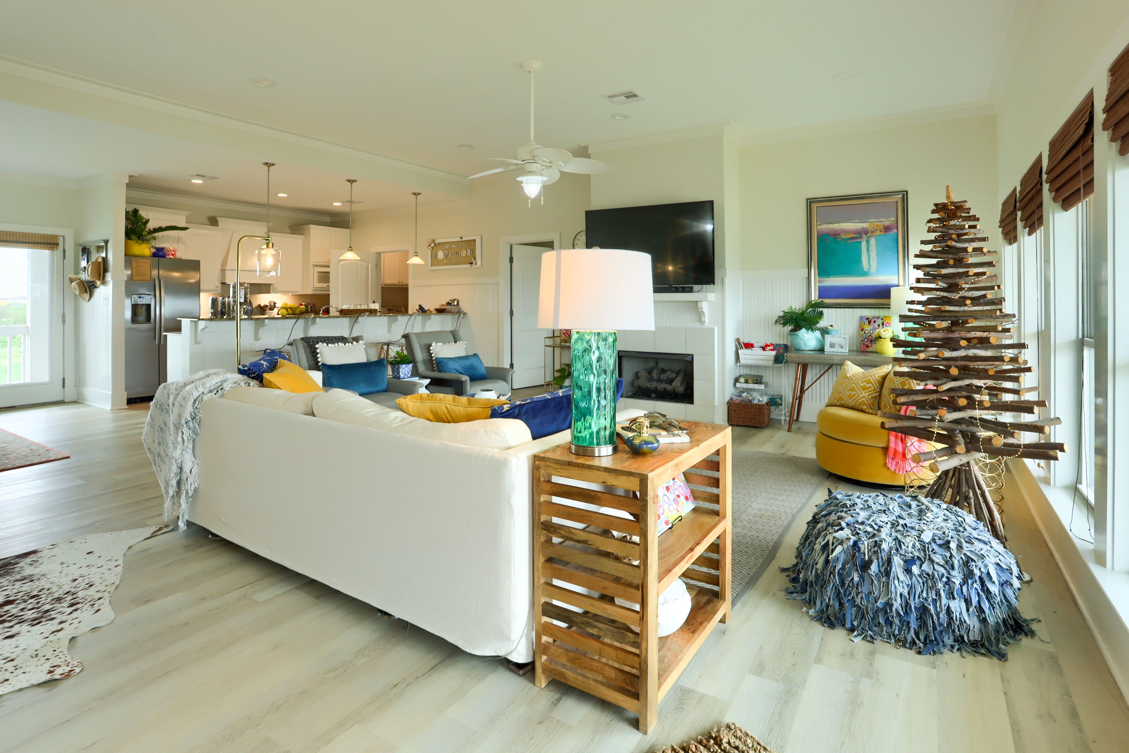 Living Room | Free WiFi | Central Heating & A/C | Smart TV