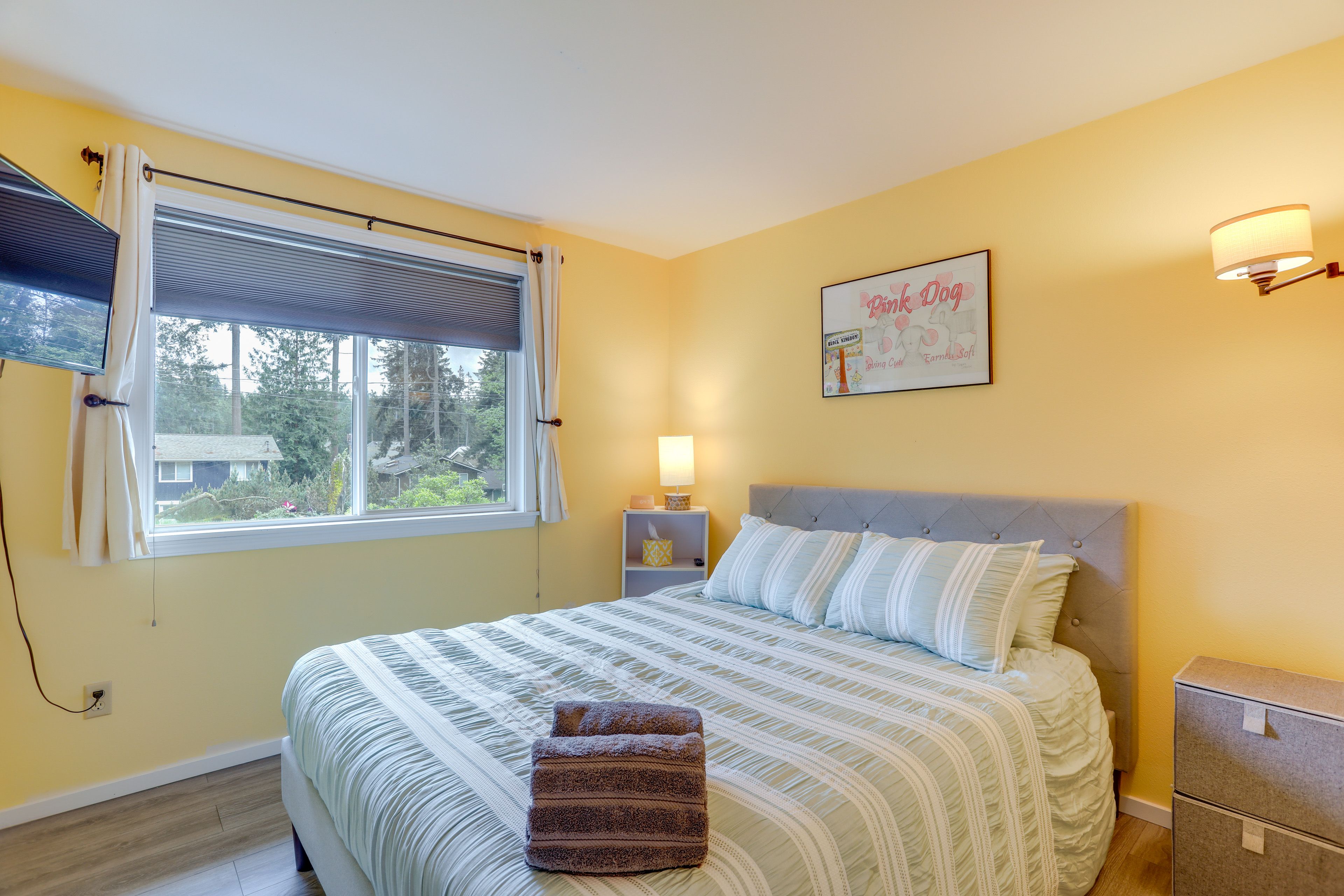 Bedroom 2 | Queen Bed | Smart TV